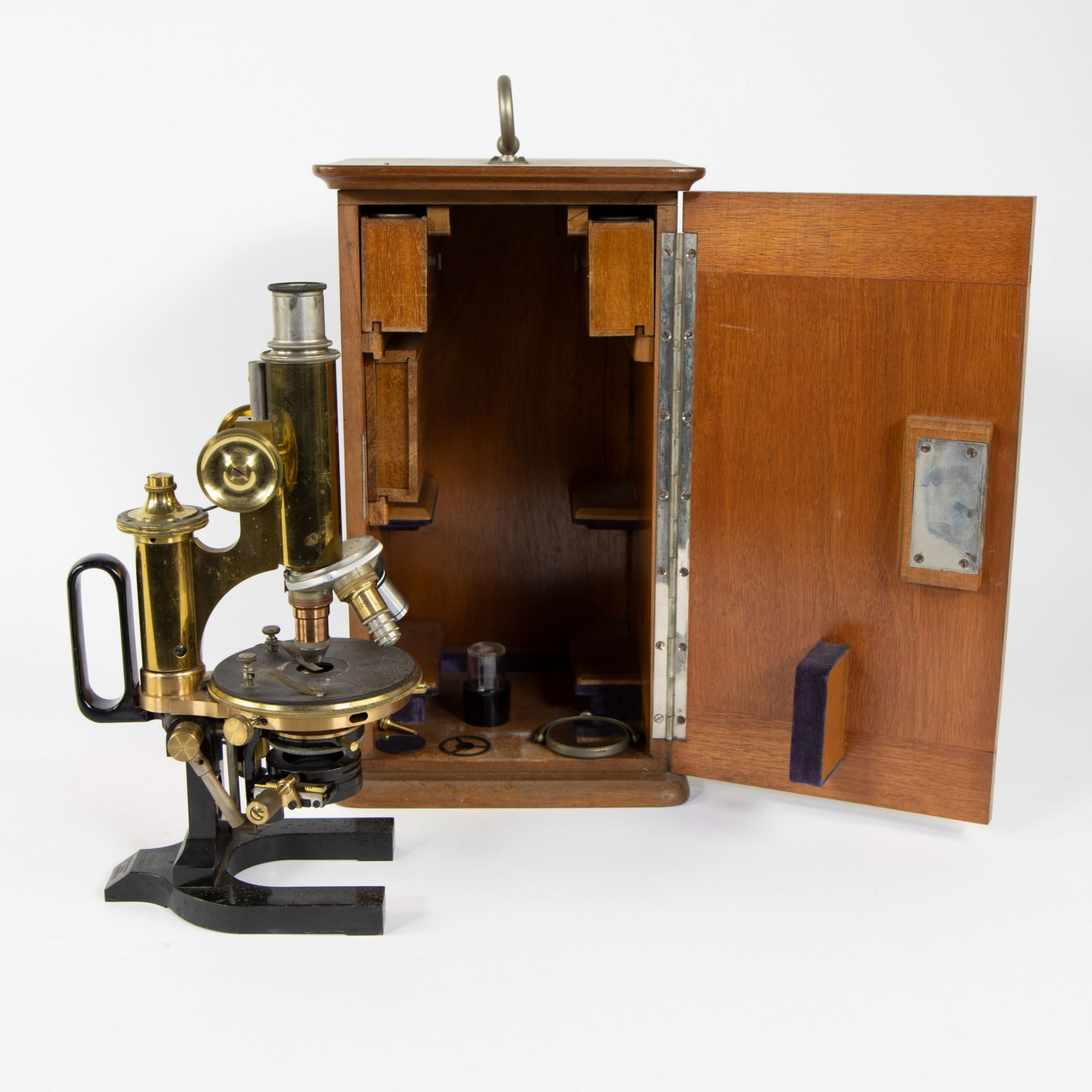 Microscope C. Reichert Wien n° 246019, DRGM in original wooden case, marked
