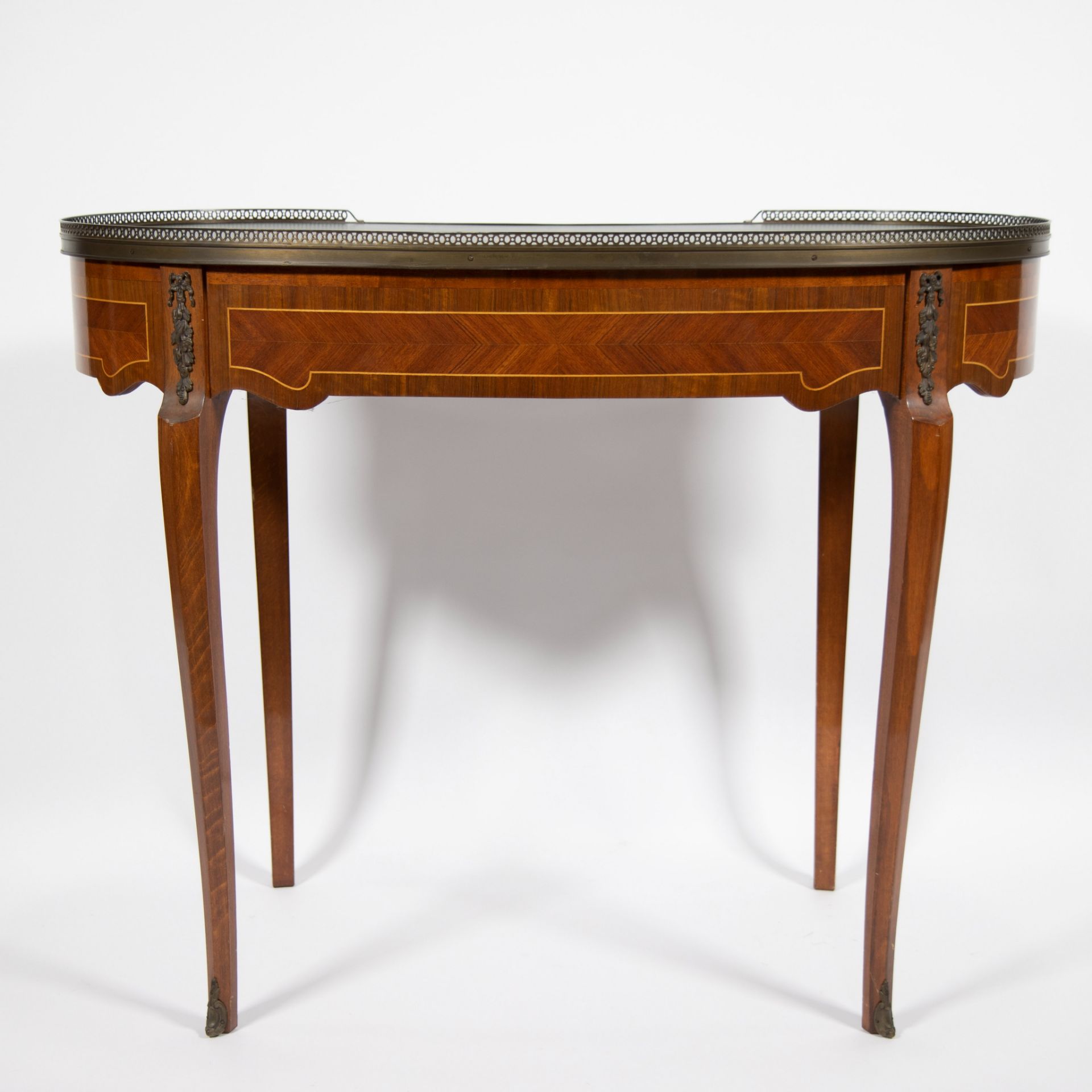 Large kidney-shaped table with drawer, raised edge in brass and green leaf in imitation leather - Image 4 of 5