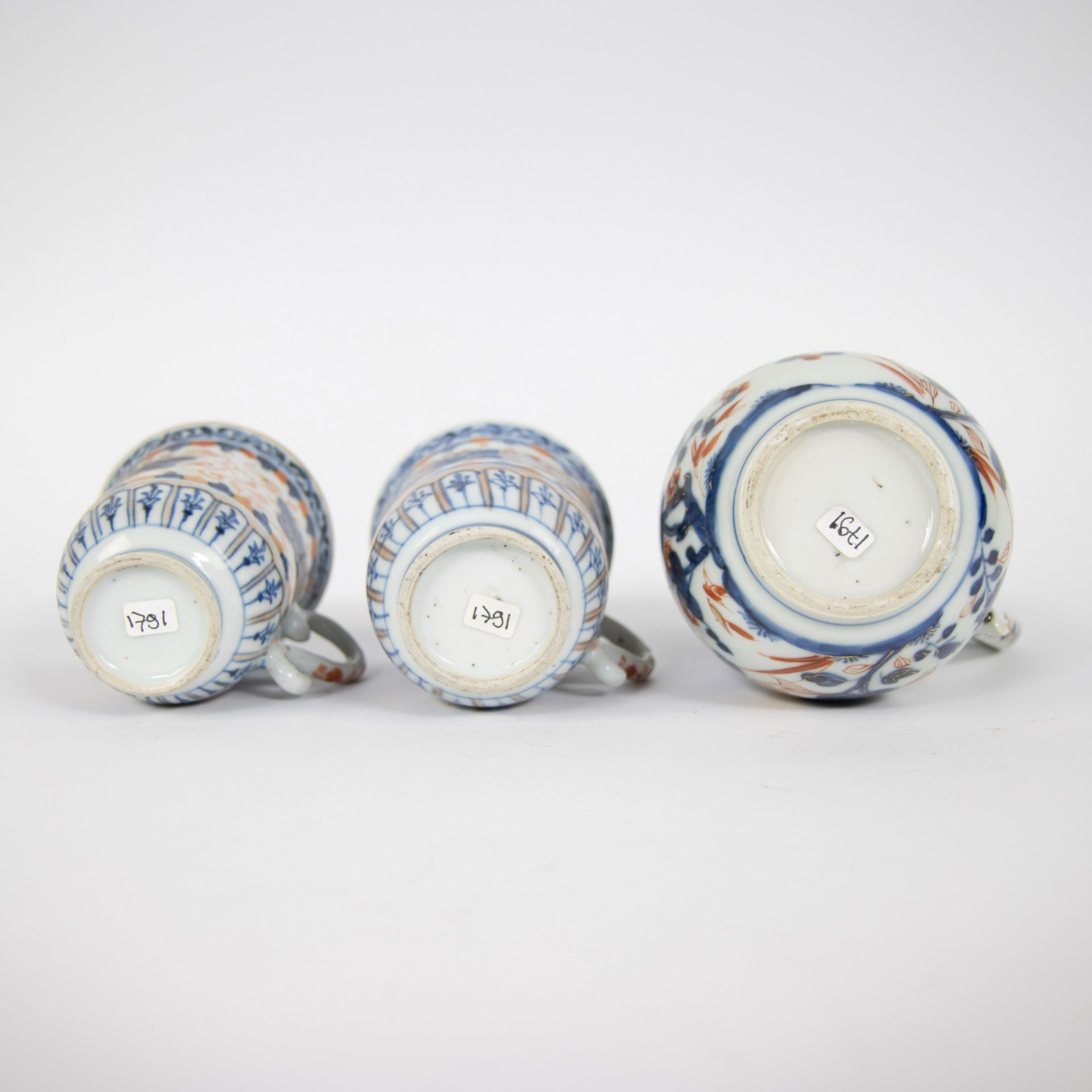 Collection of Chinese blue/white and Imari 18th/19th century (saucer, 3 plates and teapot with 2 cup - Bild 11 aus 12