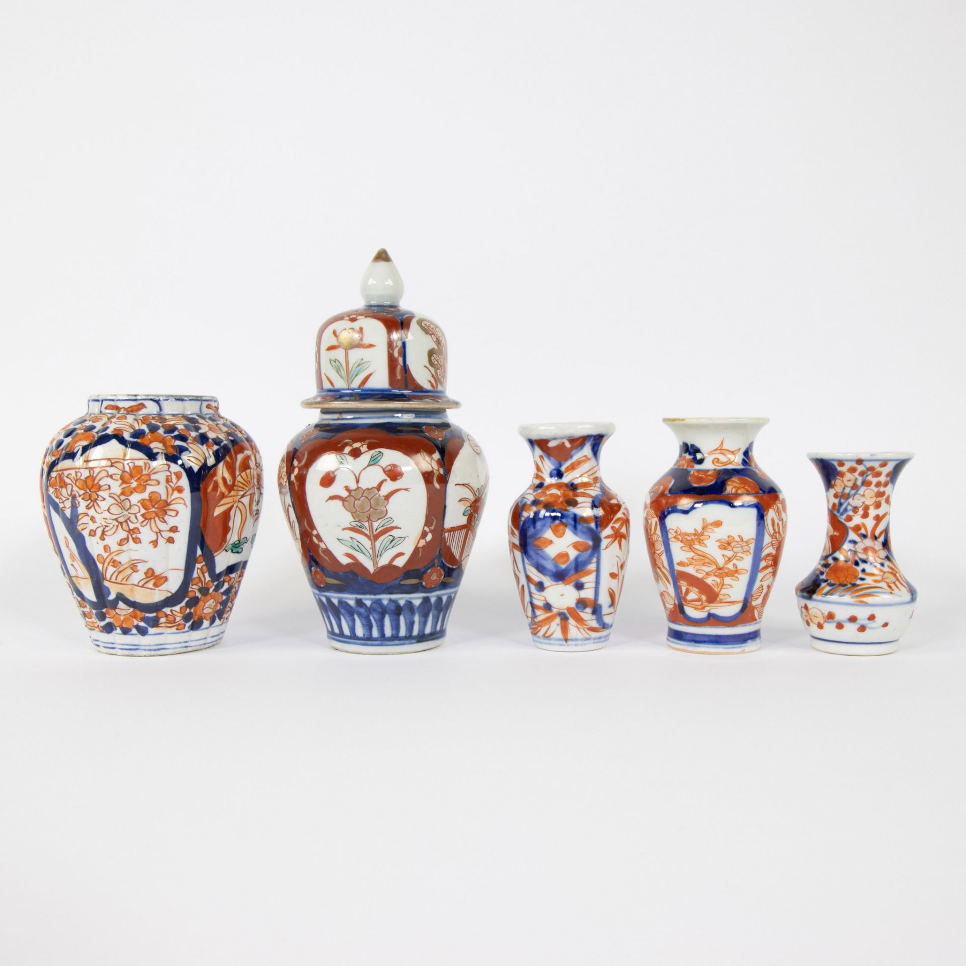 Large lot of Japanese porcelain Imari vases and lidded vases, 19th century - Image 8 of 11