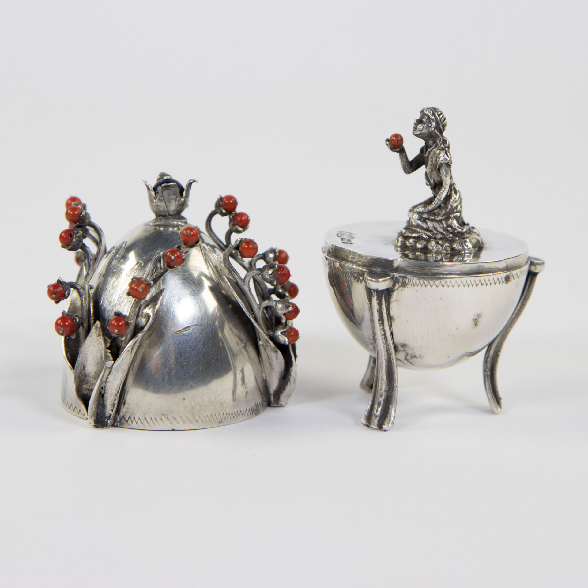 A Russian Silver Egg by Josef Sosnkowski. The egg is inset with flower stems inlaid with cabouchon r - Bild 3 aus 6