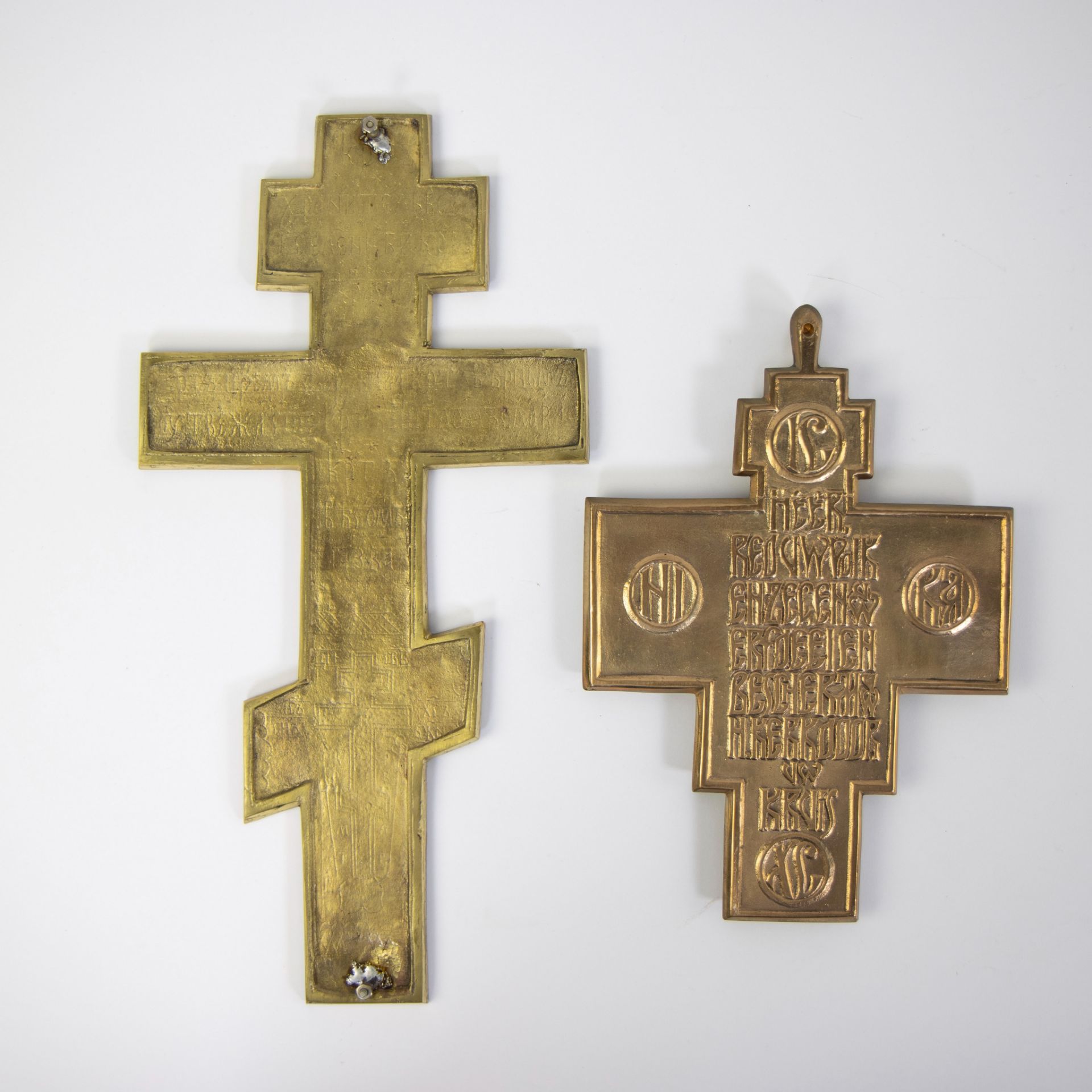 A bronze Russian Orthodox icon cross with a central relief depicting the Crucifixion of Christ and R - Image 2 of 2