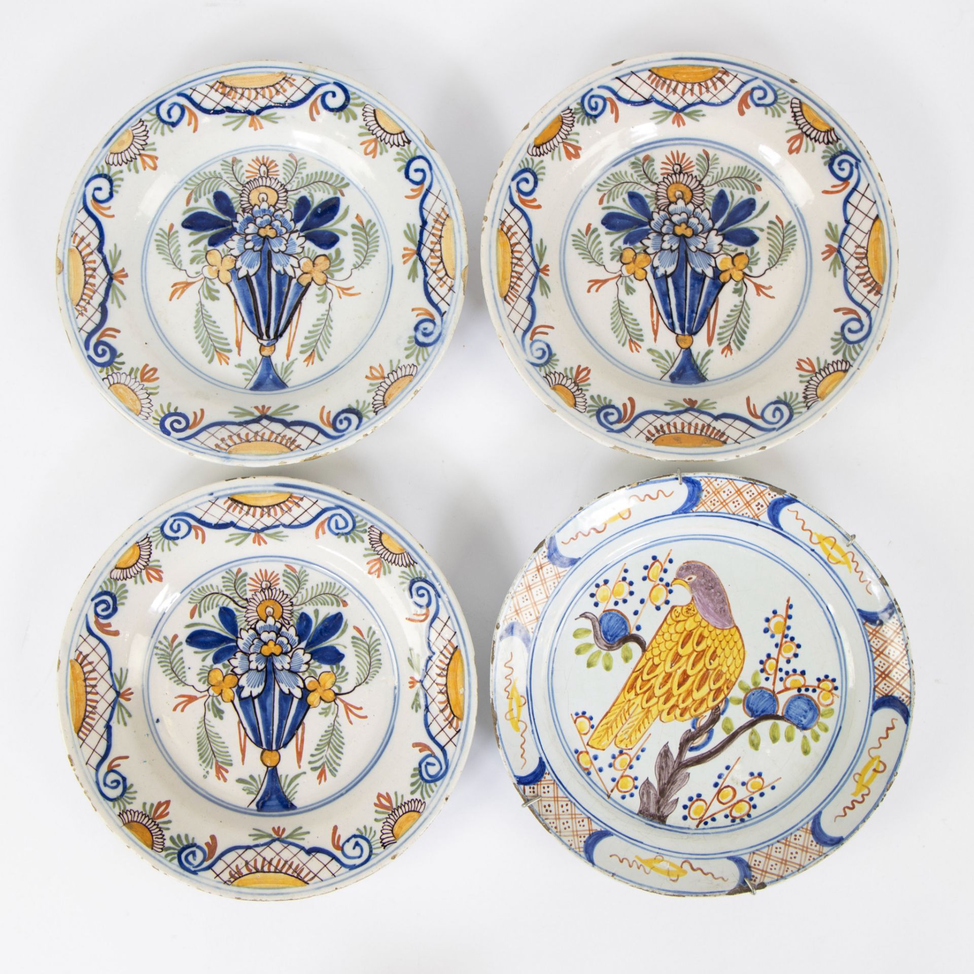 Lot 4 polychrome Delft plates, 18th century
