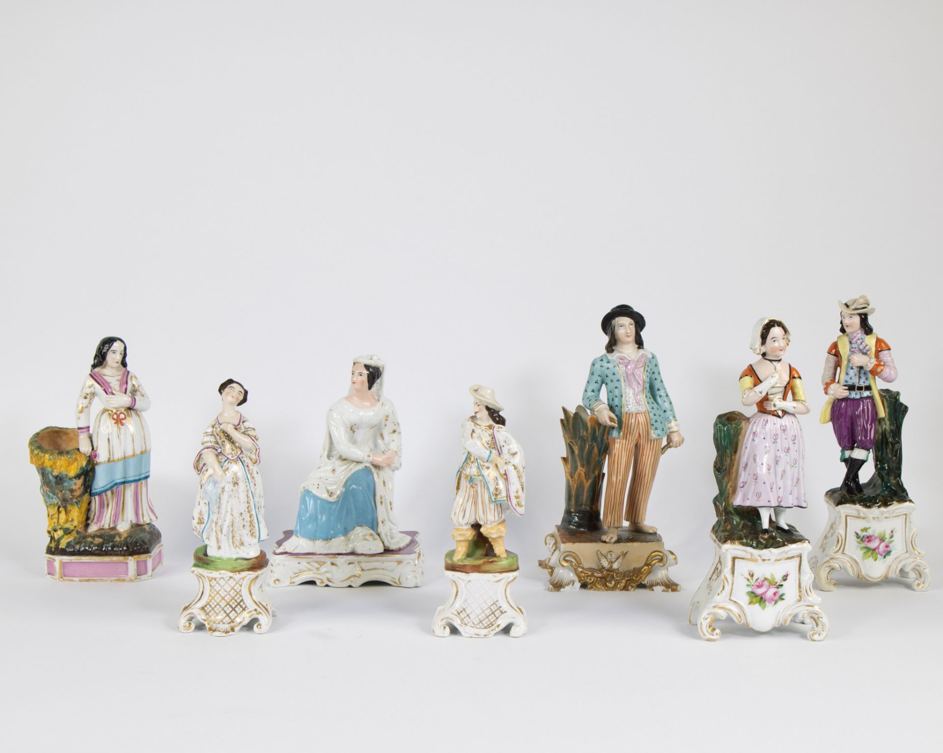Lot of porcelain polychrome figurines
