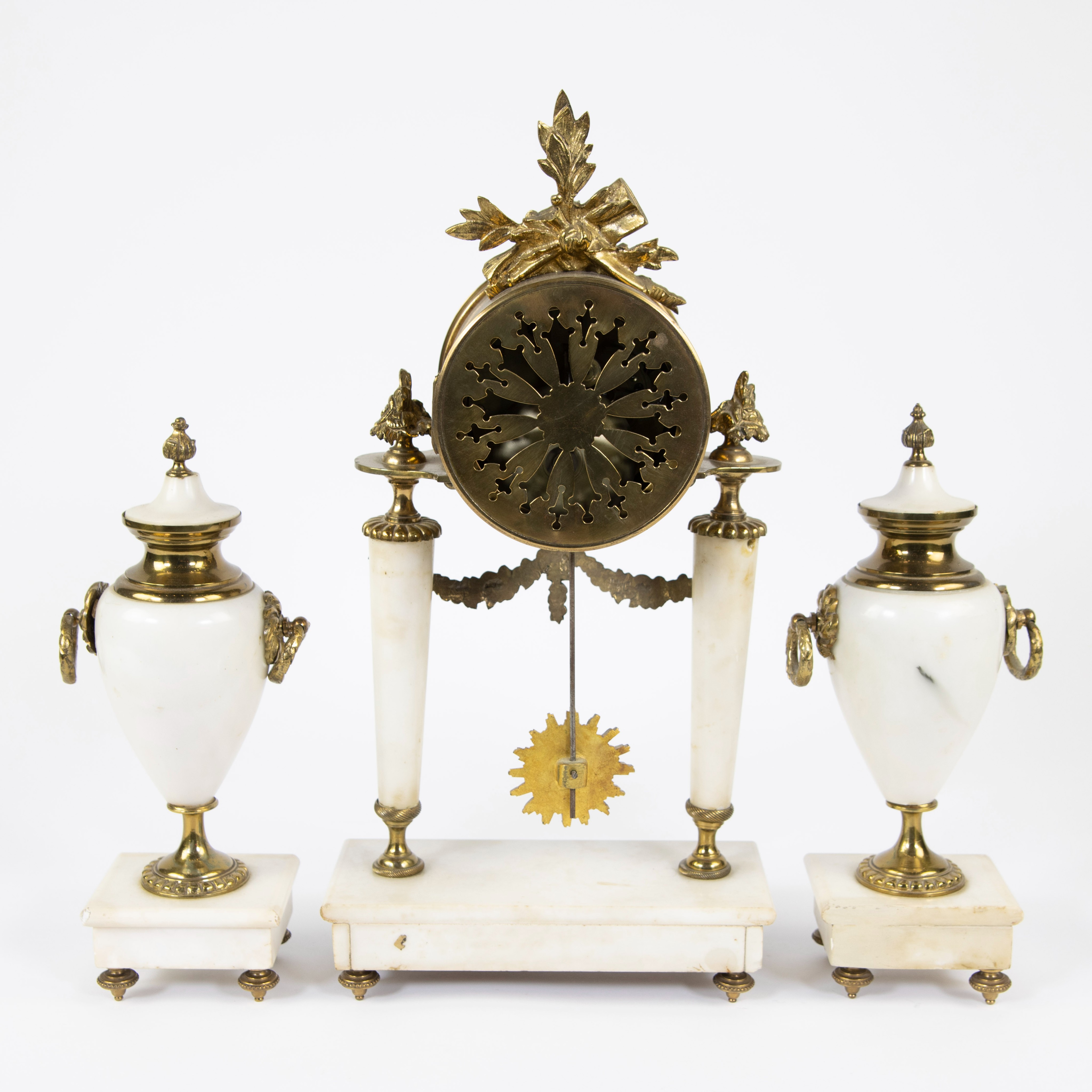 French mantel clock ca. 1880, white marble with polished brass - Image 3 of 4