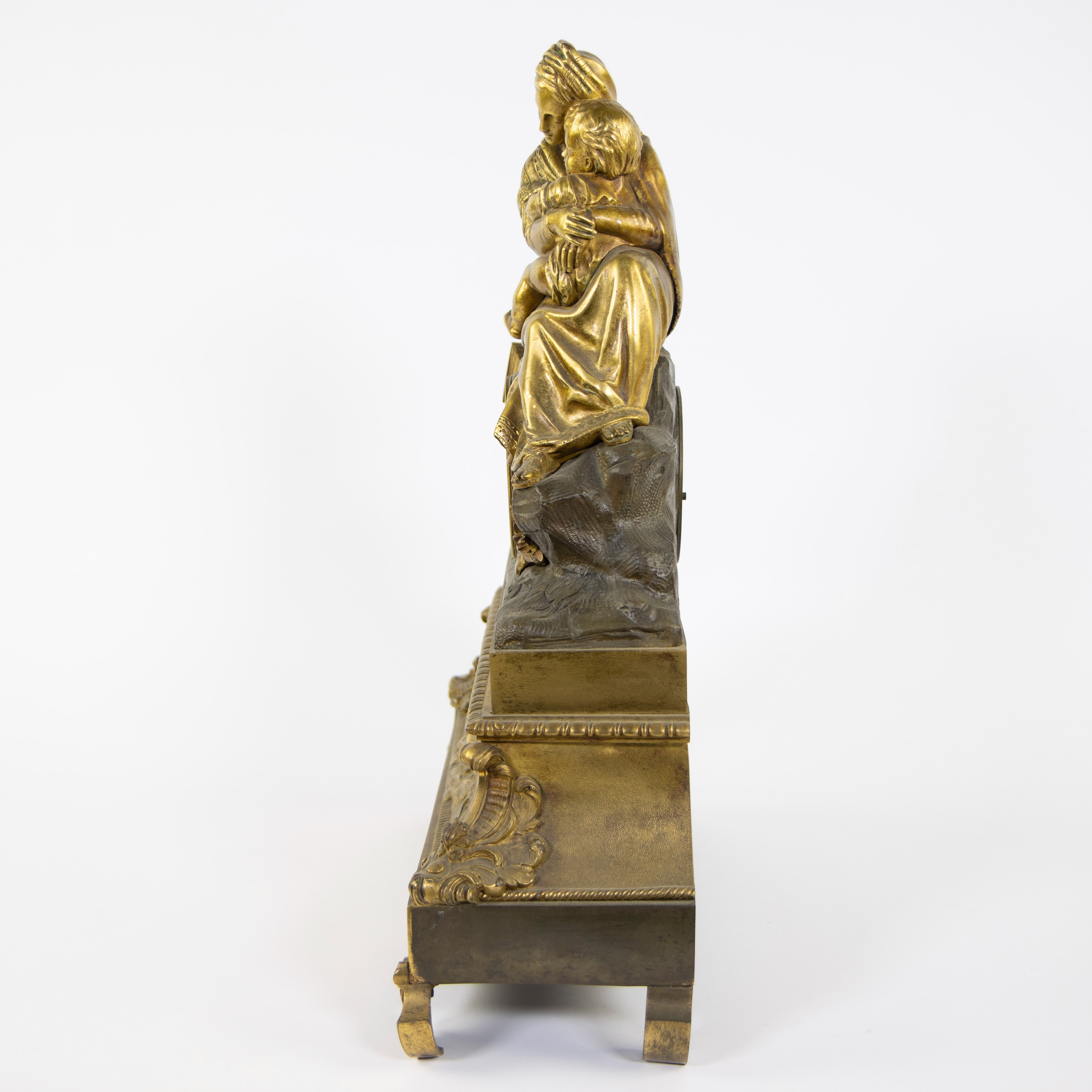 Gilt bronze Louis Philippe mantel clock with mother and child decor, Paris 19th century - Image 3 of 5