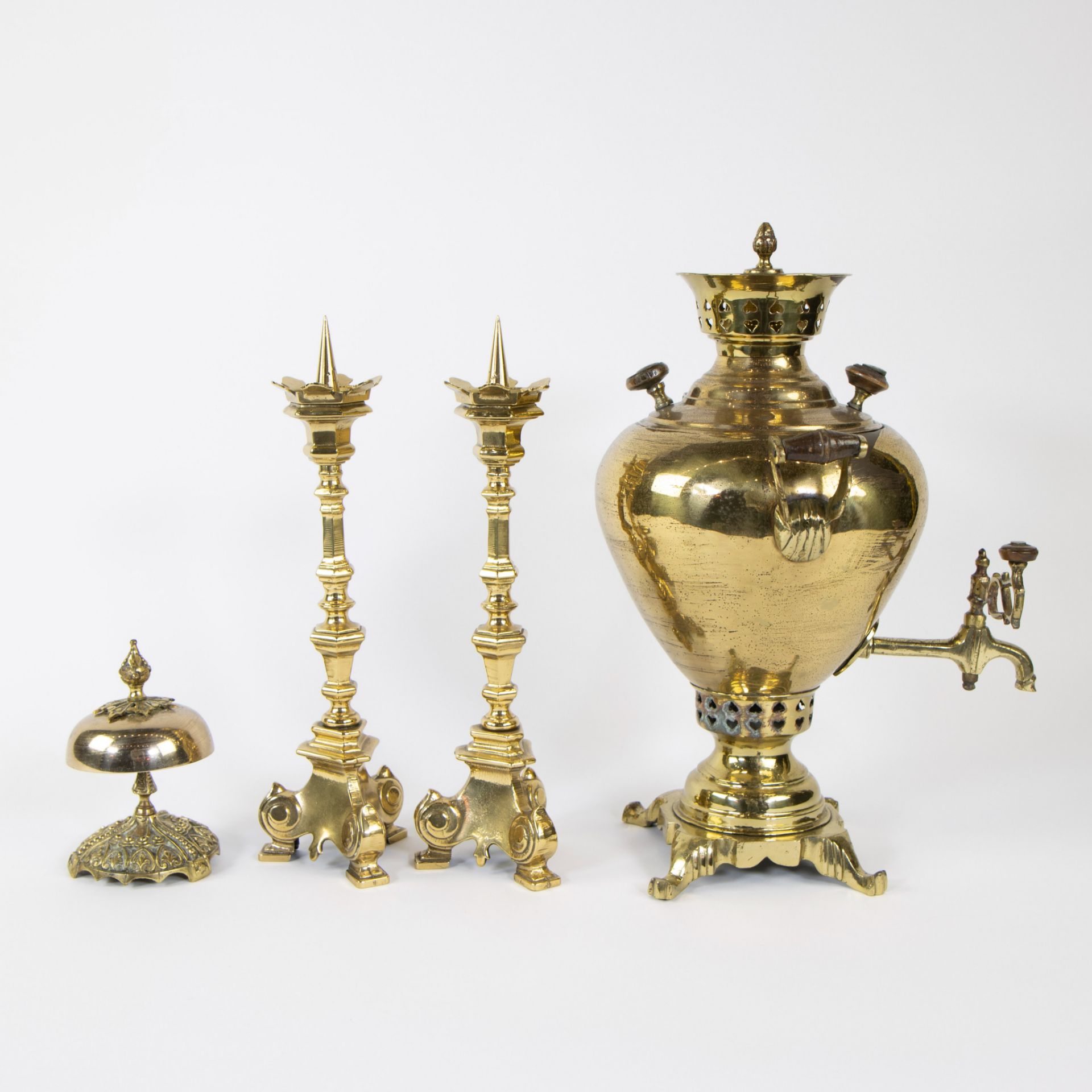 2 yellow copper candlesticks, a Russian samovar and a table bell - Bild 4 aus 5
