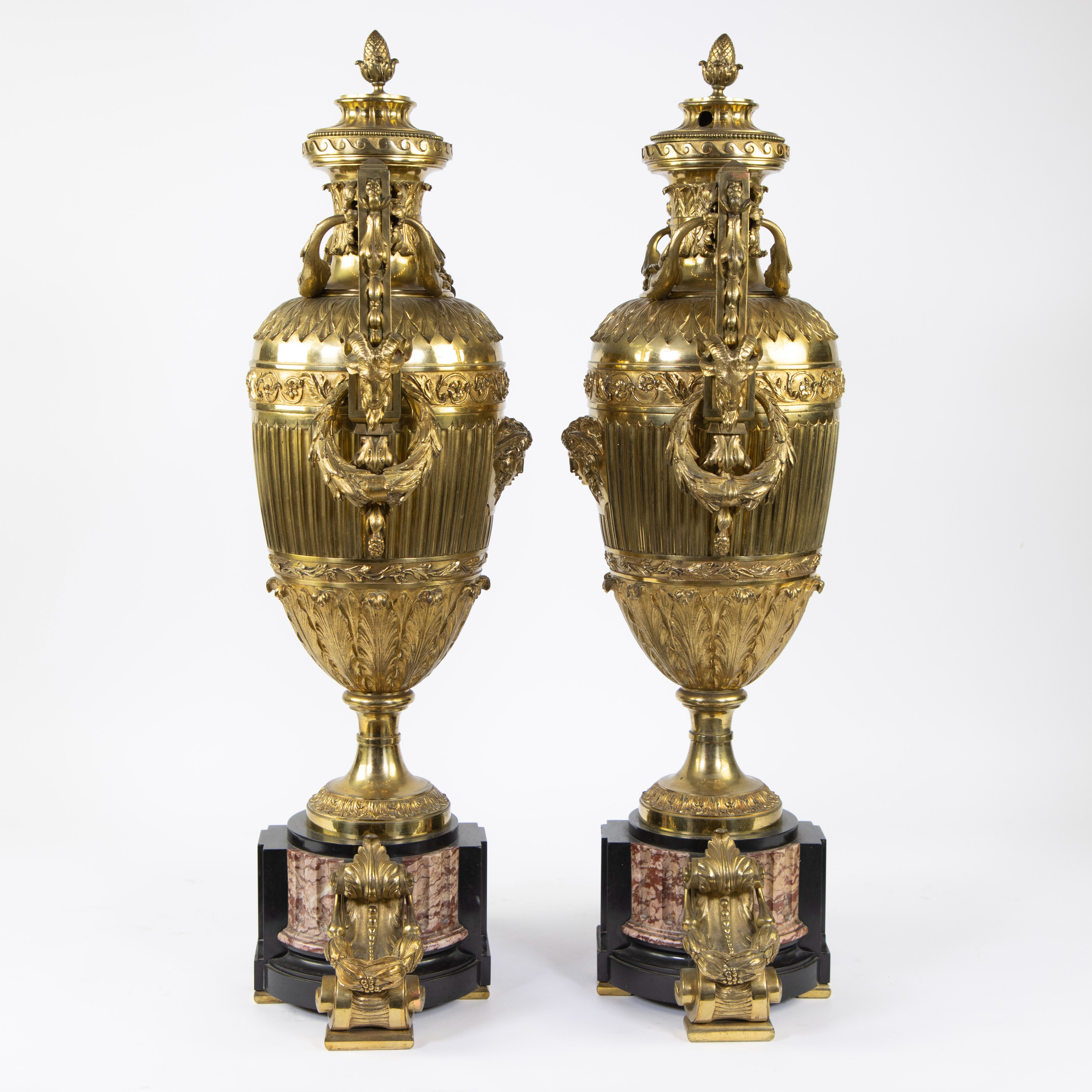 A pair of large gilded bronze decorative vases on a marble base - Image 4 of 5