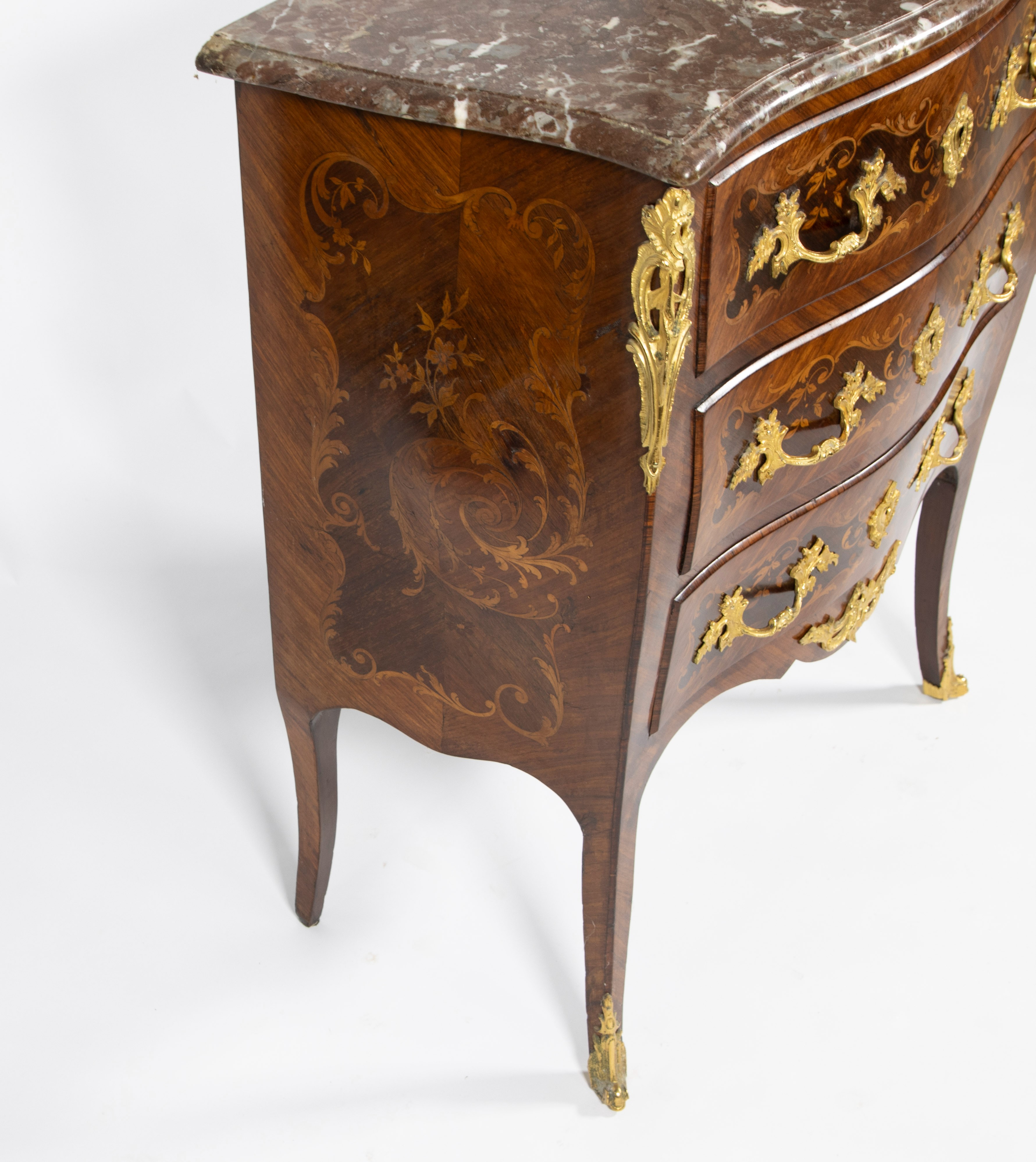 Chest of drawers inlaid with various precious woods, with marble top and gilded bronzes, Louis XV st - Image 4 of 4