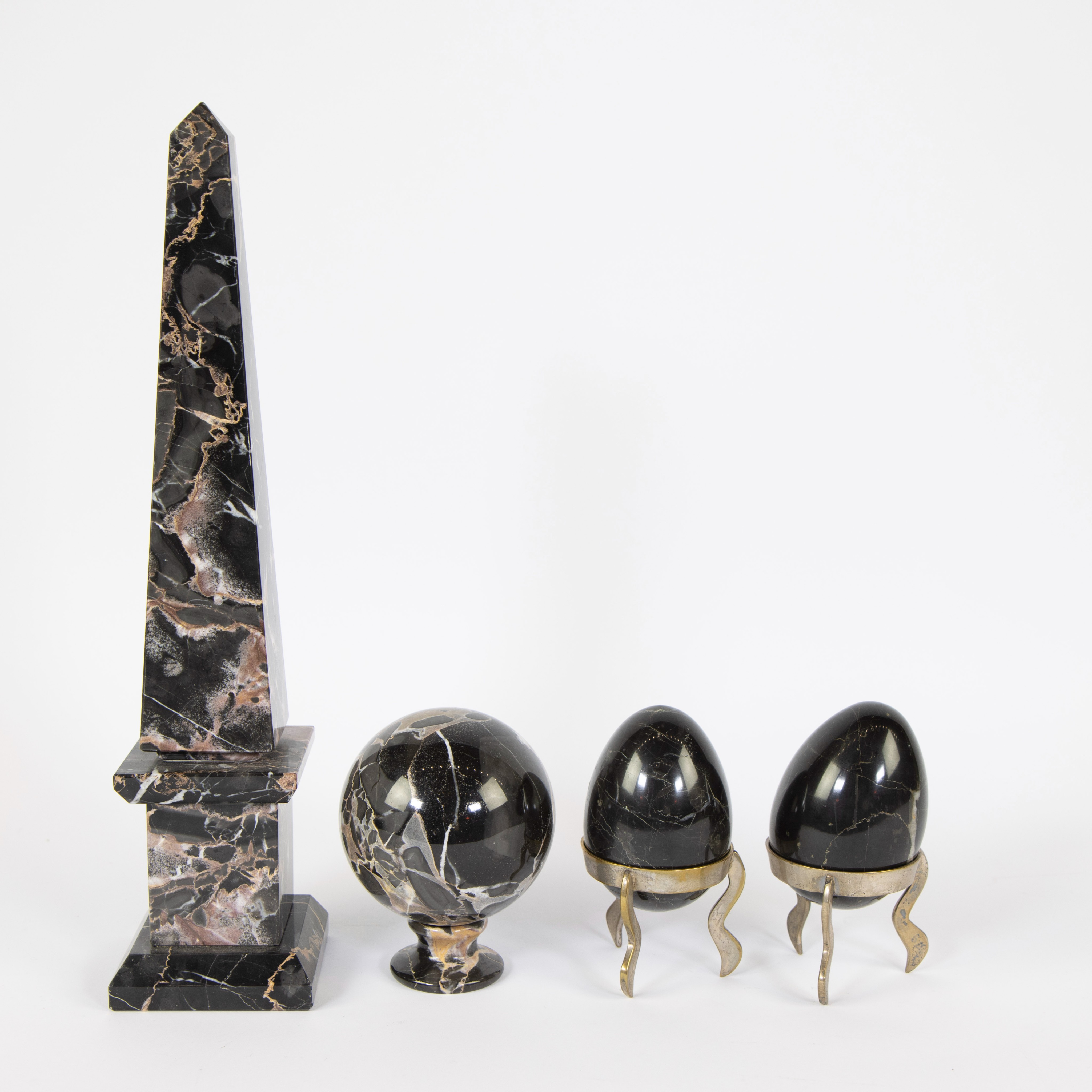 Lot of 4 marble ornamental objects, obilisk, round ball on foot and 2 eggs on silver plated foot - Image 2 of 4