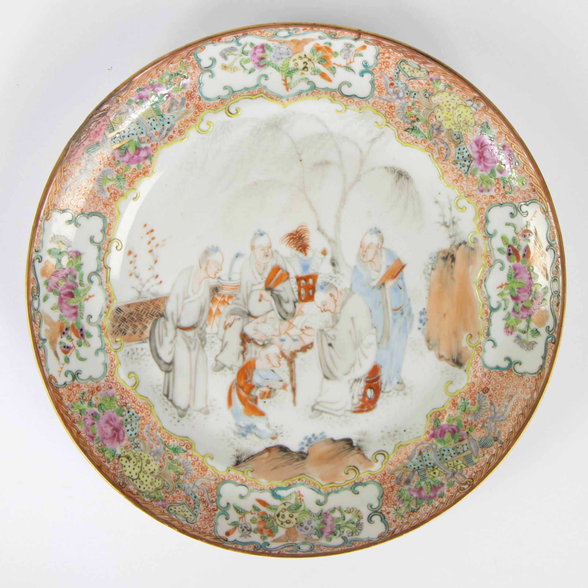 Near-pair of Canton porcelain plates decorated in polychrome enamels to depict scholar and pupils in - Bild 2 aus 6