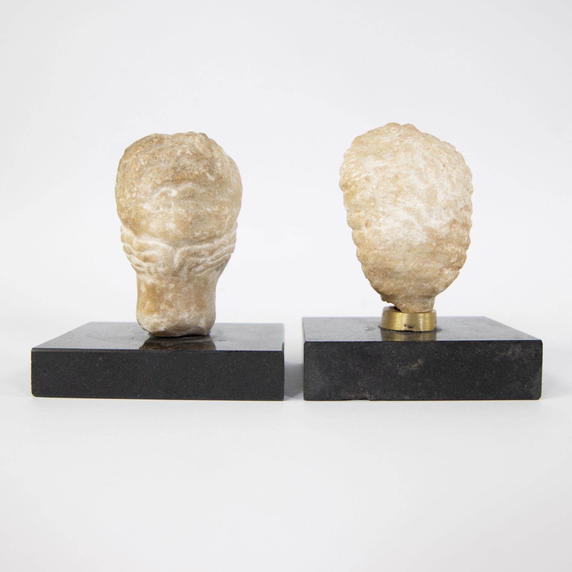2 Roman heads in white stone on marble base - Image 3 of 4