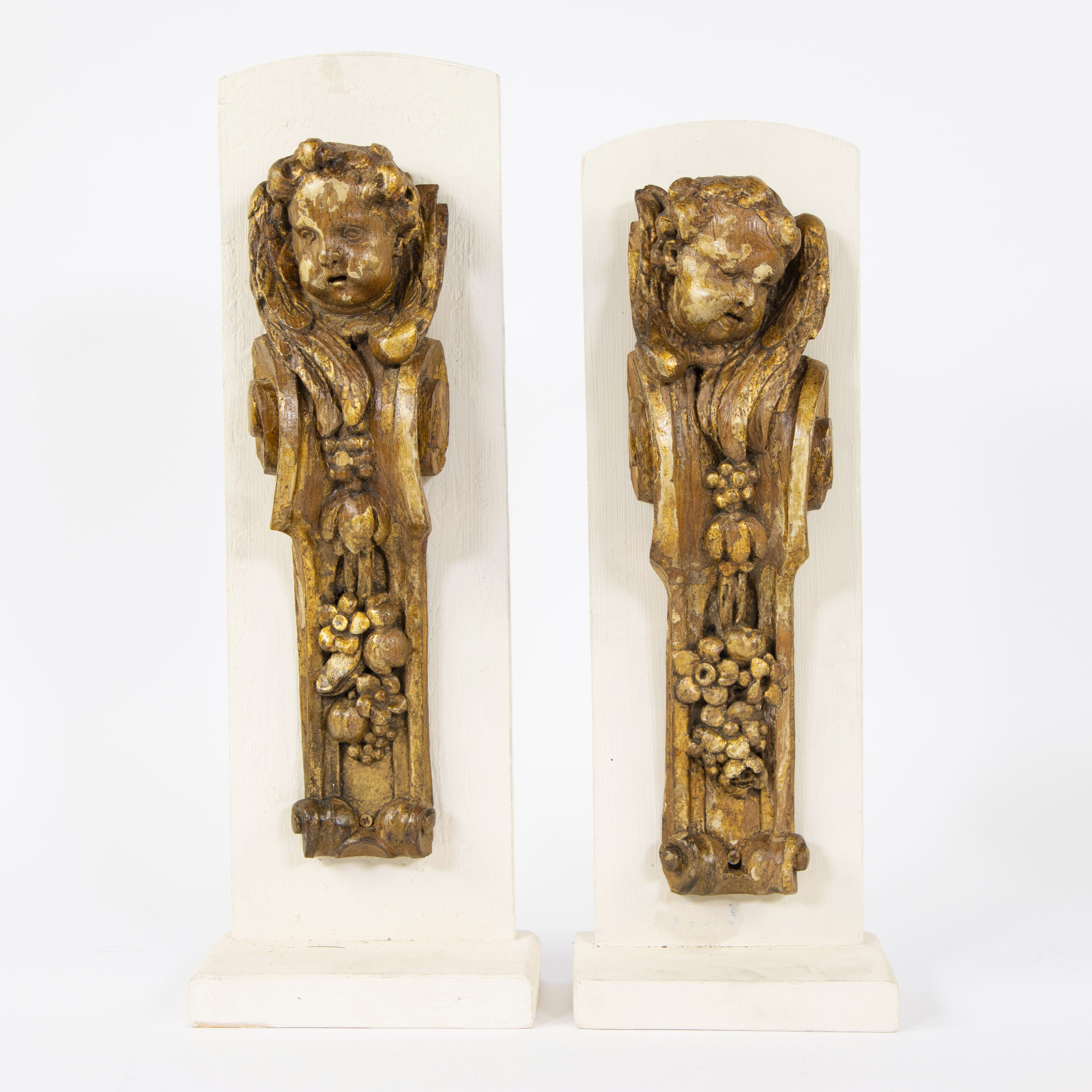 Lot of 2 gilded ornaments with a child's head and flowers decor, Flemish, circa 1700