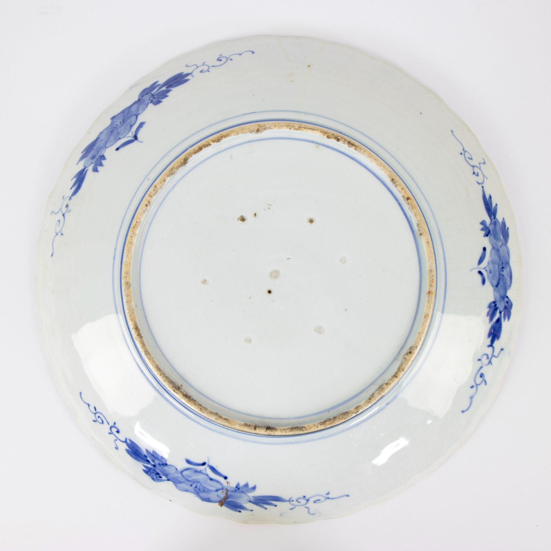 Collection of 2 large Japanese blue and white plates - Image 5 of 5