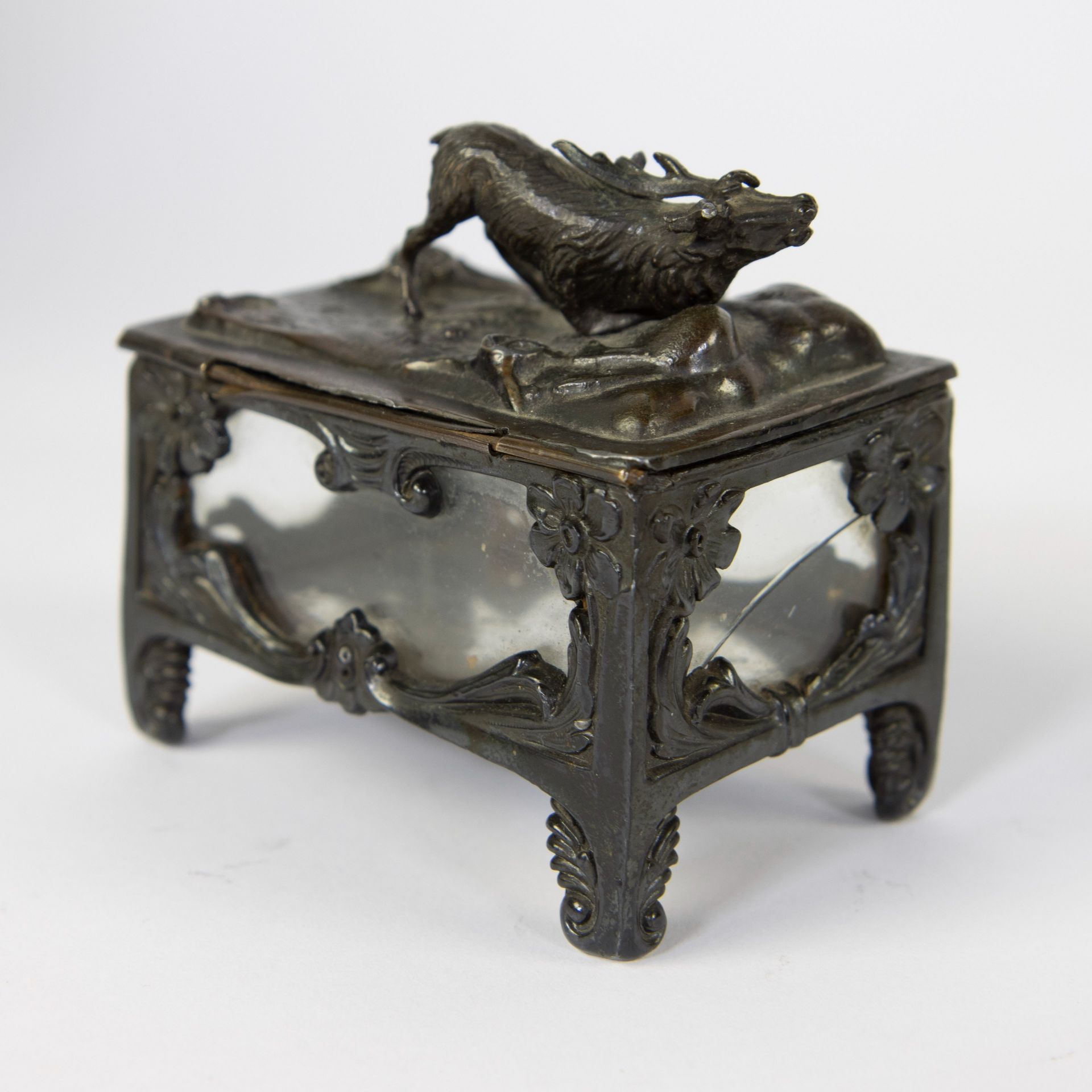 Money box of the nobility (with initials) of a baron and collection of hip flasks and a small box - Image 6 of 6