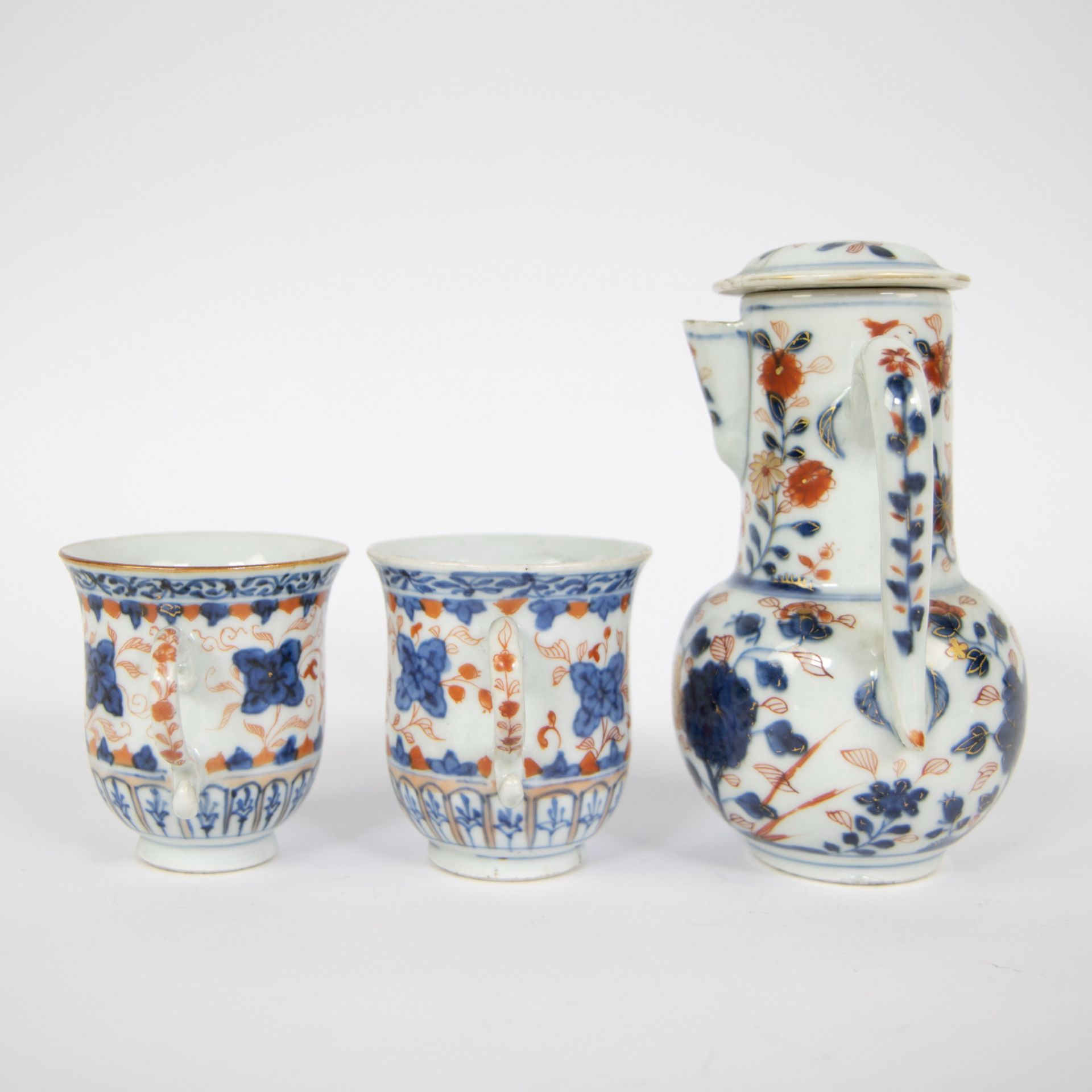 Collection of Chinese blue/white and Imari 18th/19th century (saucer, 3 plates and teapot with 2 cup - Bild 7 aus 12