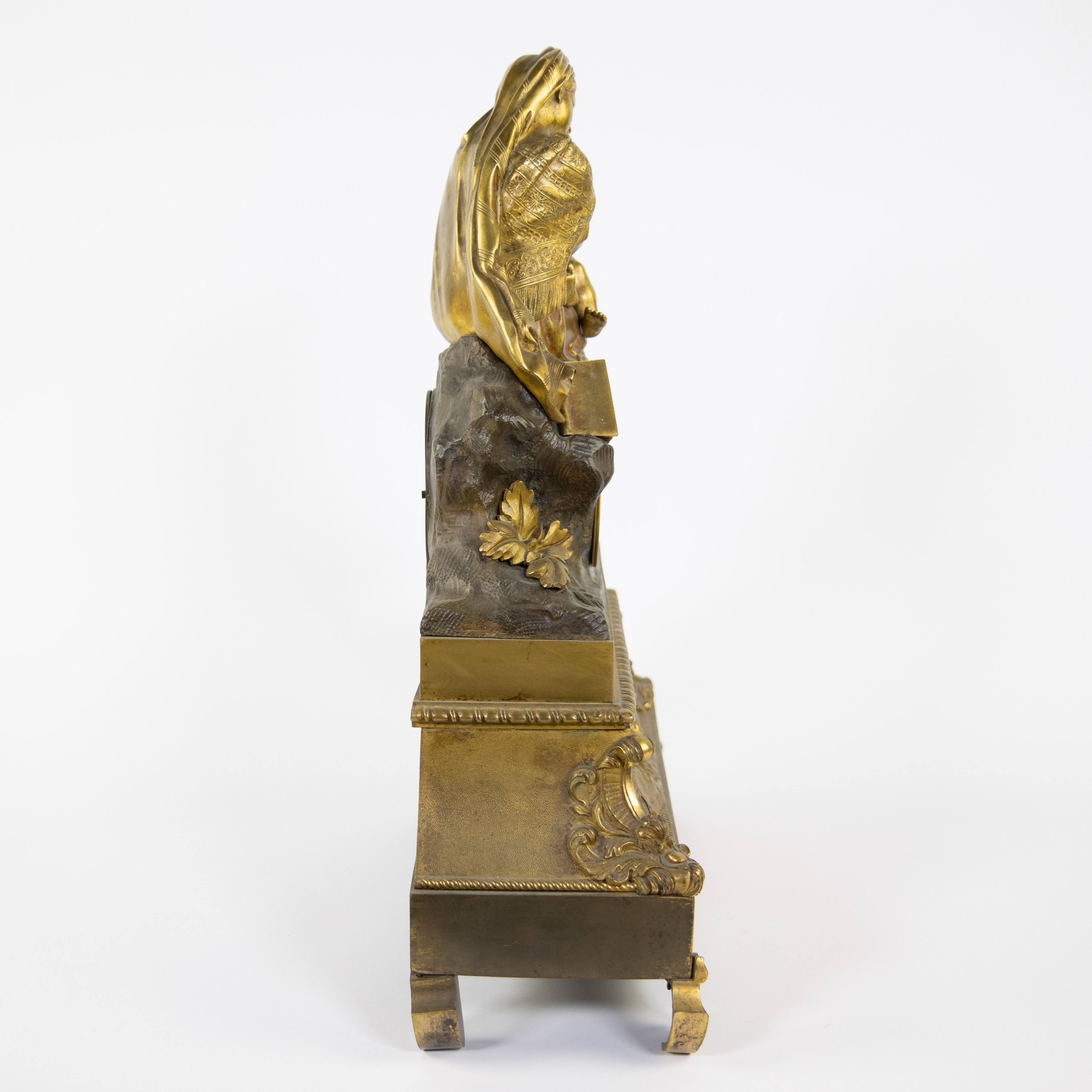 Gilt bronze Louis Philippe mantel clock with mother and child decor, Paris 19th century - Image 5 of 5