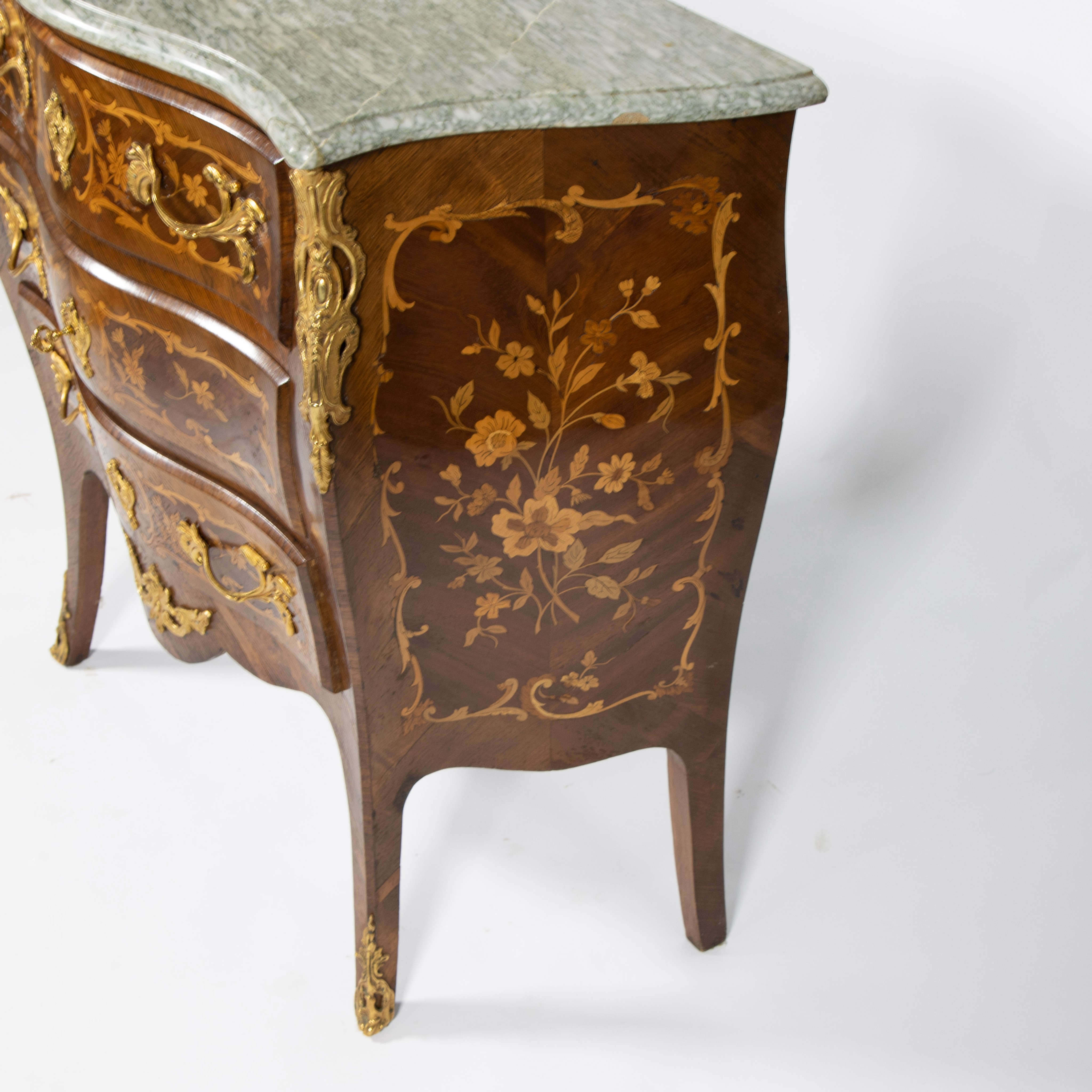 Chest of drawers inlaid with various precious woods, with marble top and gilded bronzes, Louis XV st - Image 3 of 4