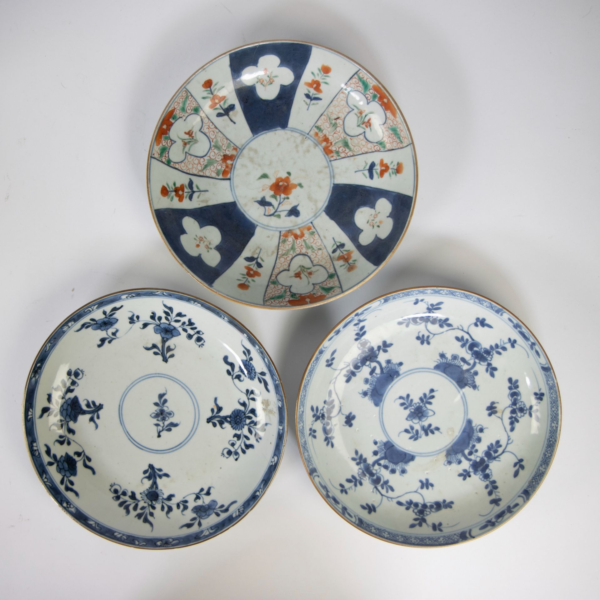 Collection of Chinese blue/white and Imari 18th/19th century (saucer, 3 plates and teapot with 2 cup - Bild 2 aus 12