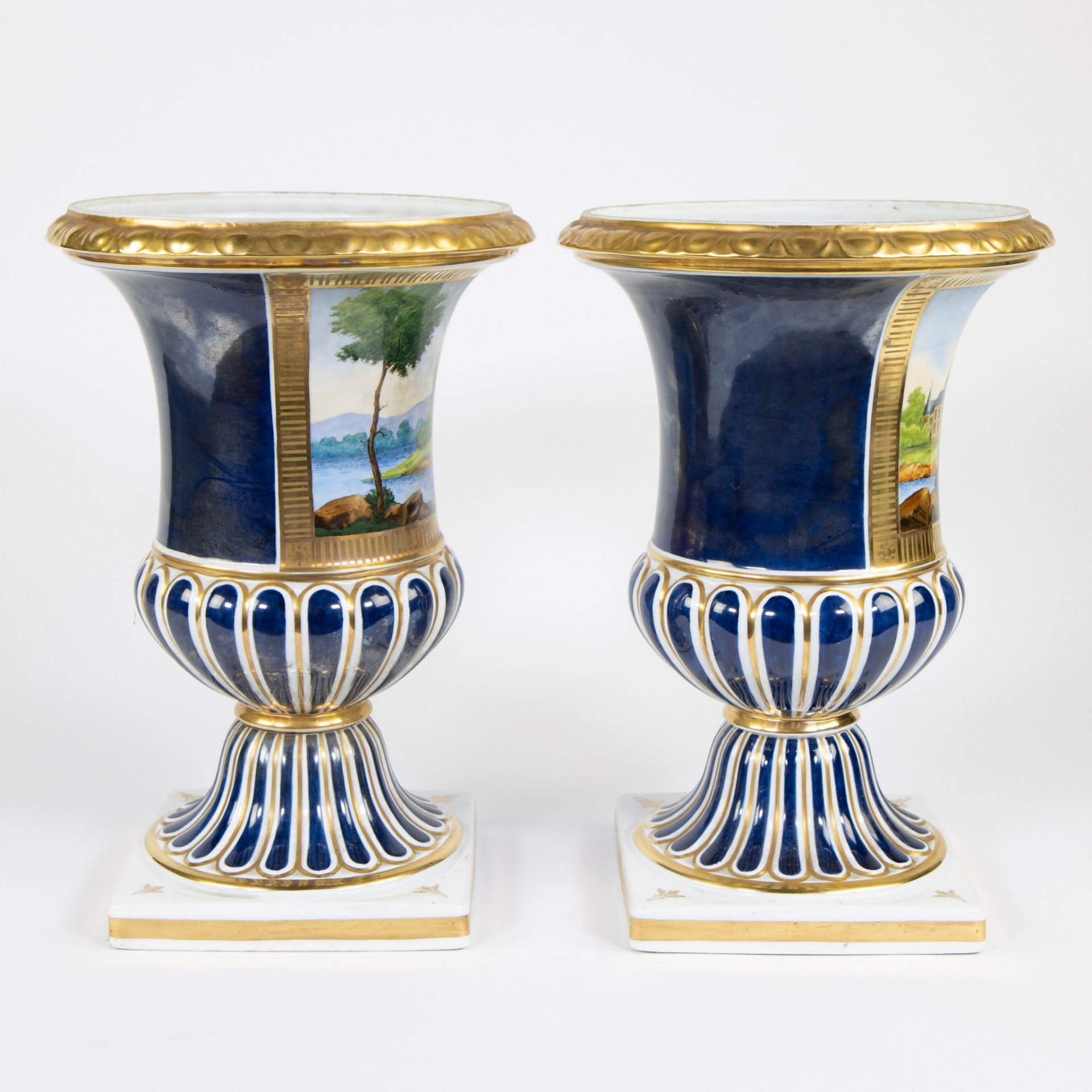 Pair of hand-painted porcelain vases signed Martin, French - Paris, circa 1900 - Bild 4 aus 7