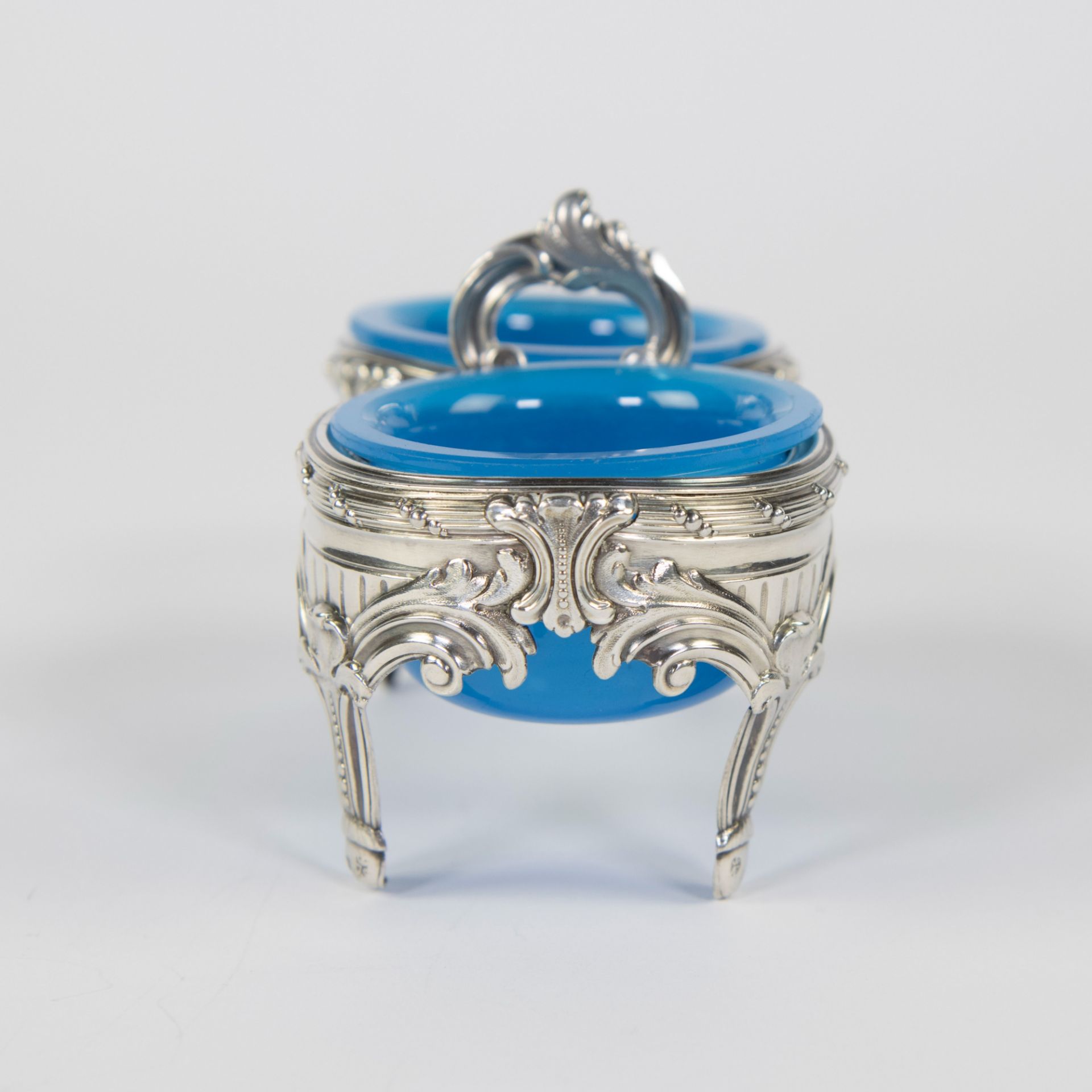 Silver salt cellar with light blue glass compartments, Mons, 18th century - Image 2 of 6