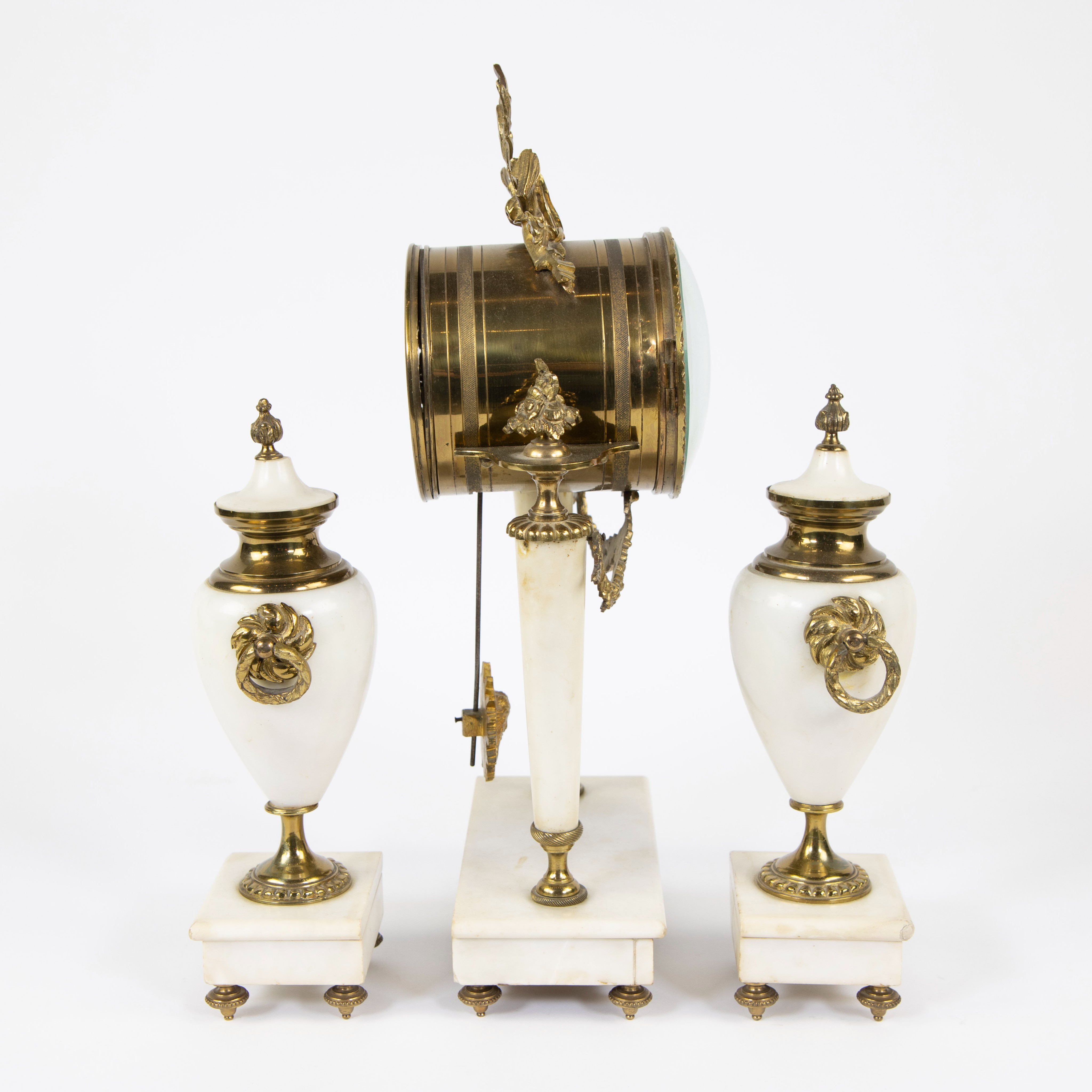 French mantel clock ca. 1880, white marble with polished brass - Image 4 of 4