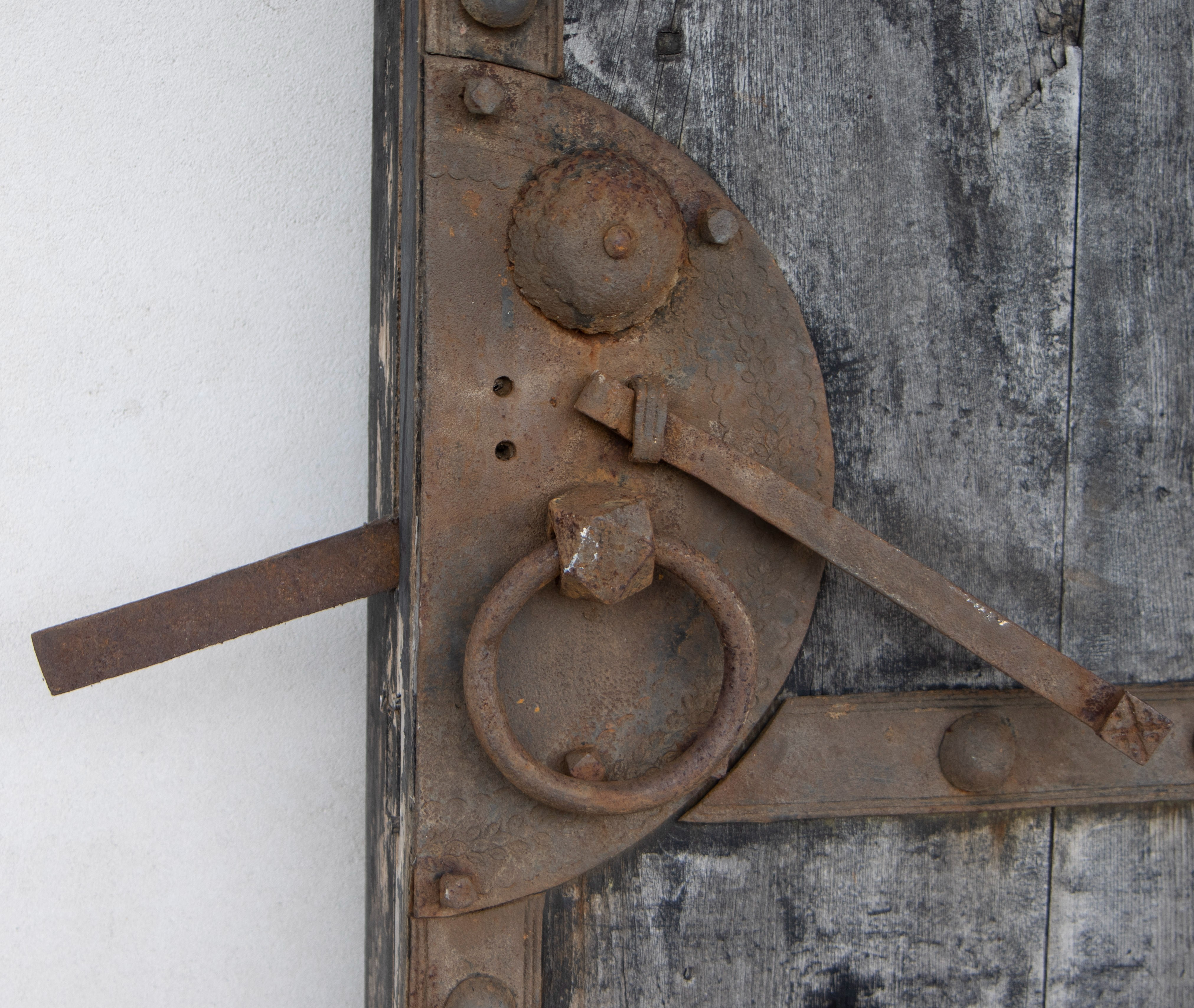 19th century heavy Chinese double door in wood and wrought iron - Image 3 of 5