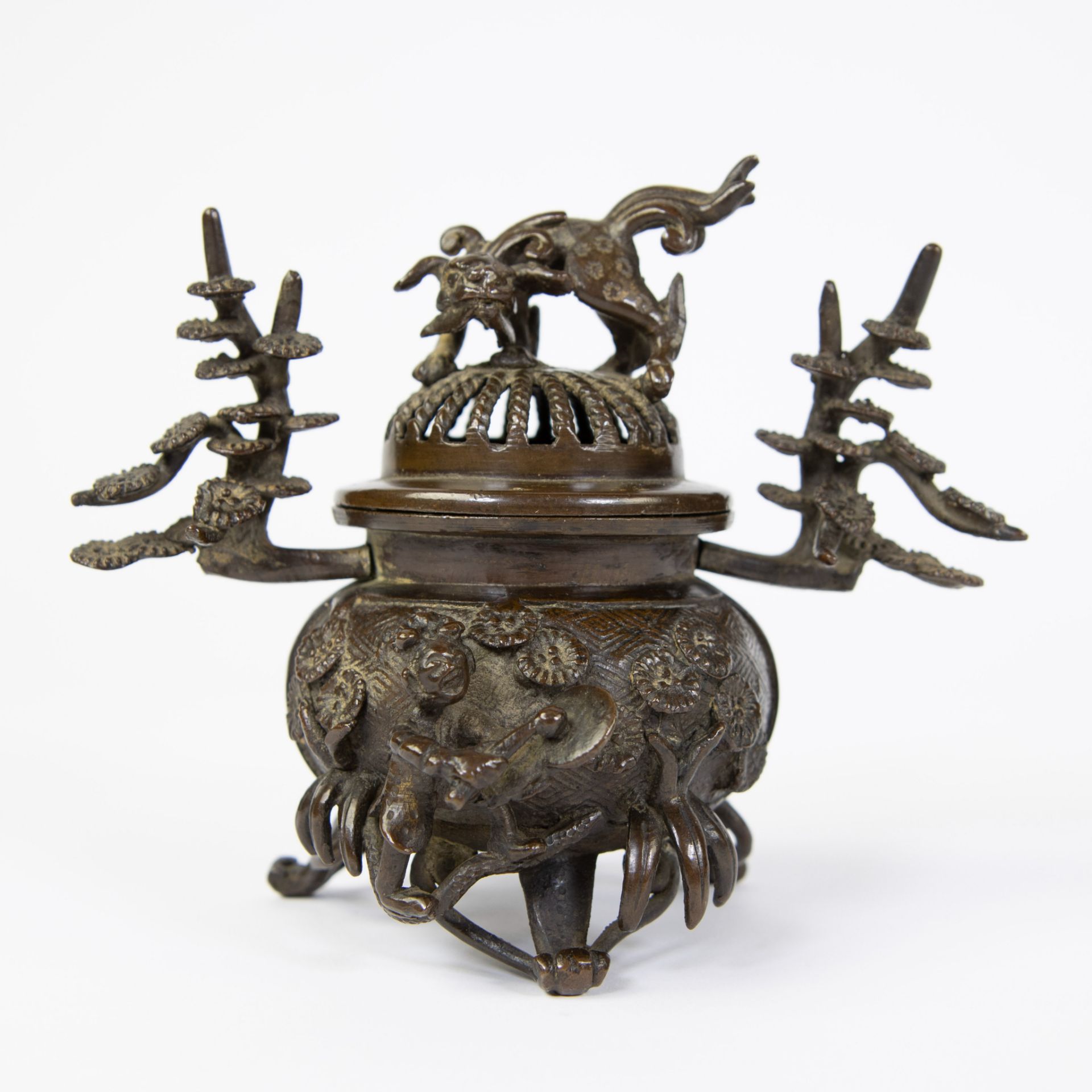 Japanese bronze fragrance jar decorated with foo dog
