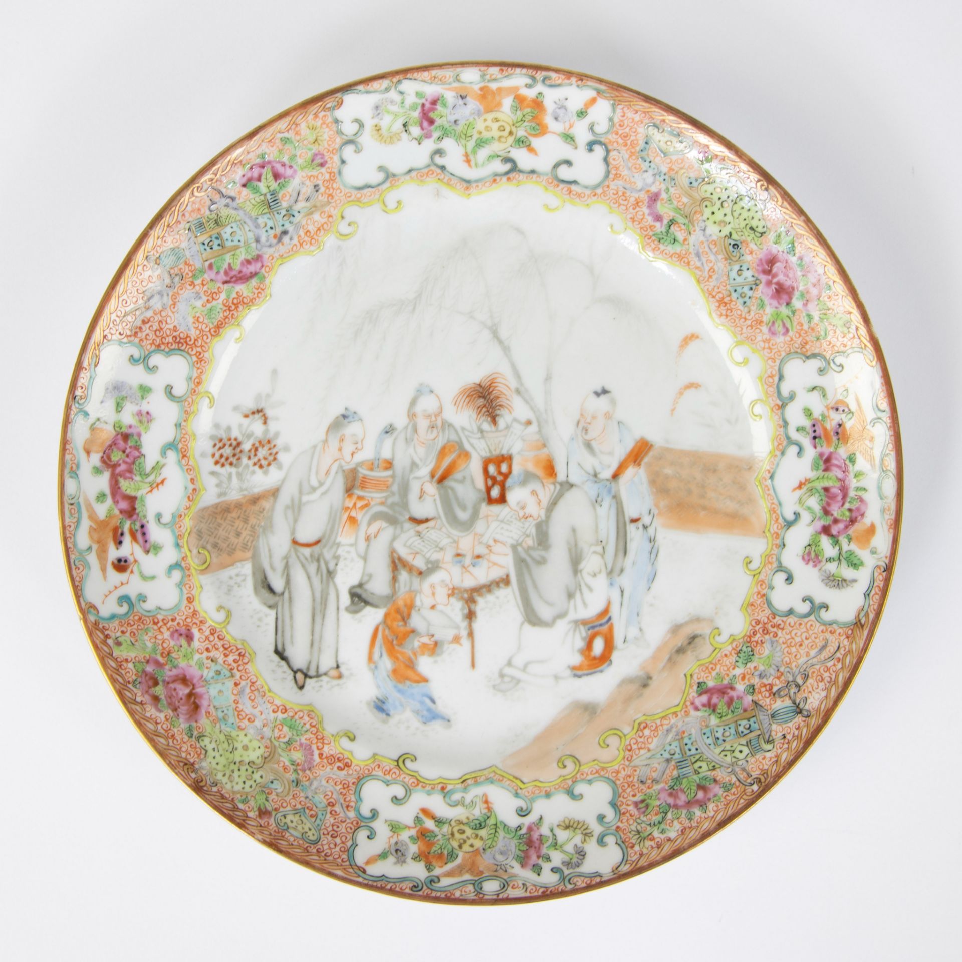 Near-pair of Canton porcelain plates decorated in polychrome enamels to depict scholar and pupils in - Bild 4 aus 6