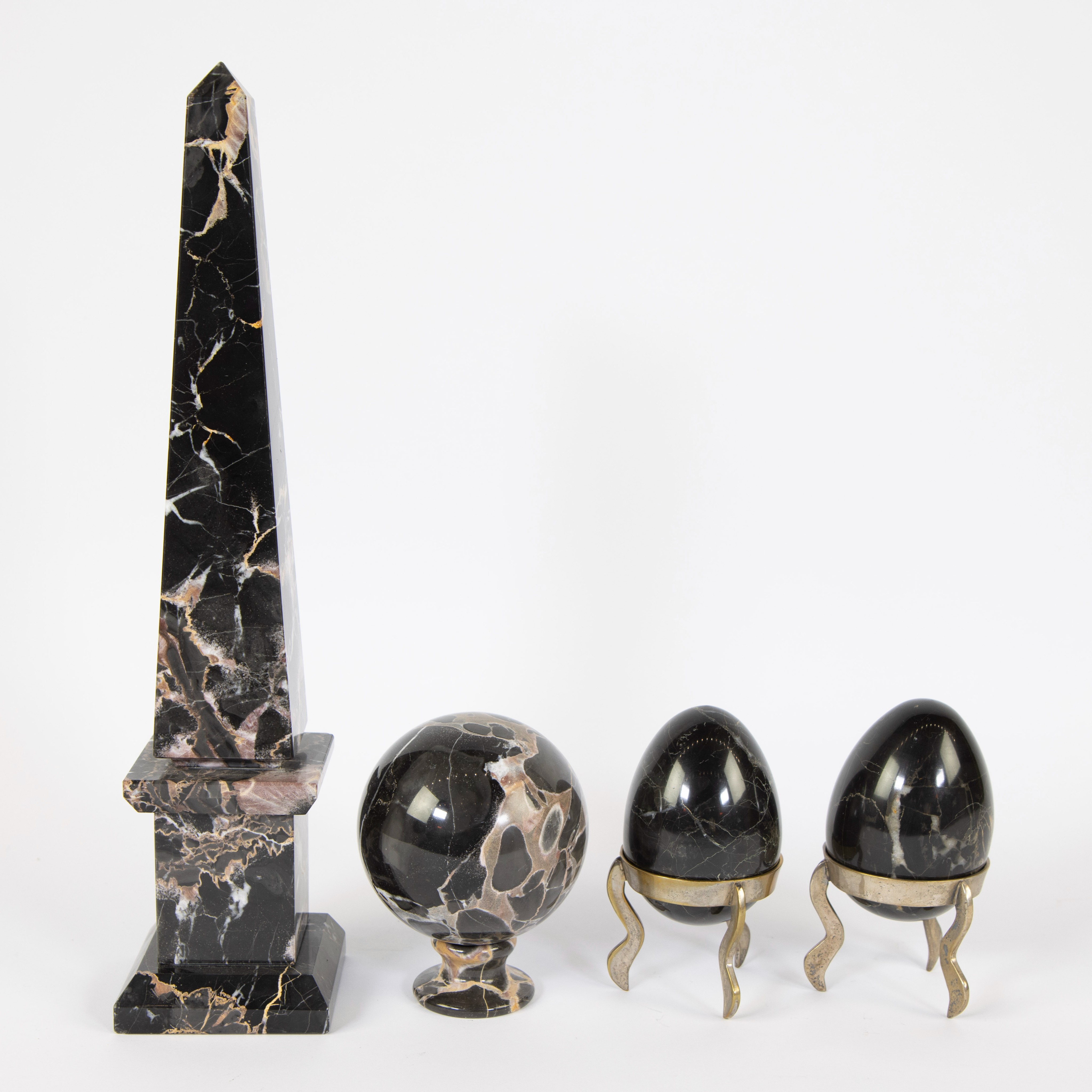 Lot of 4 marble ornamental objects, obilisk, round ball on foot and 2 eggs on silver plated foot - Image 3 of 4
