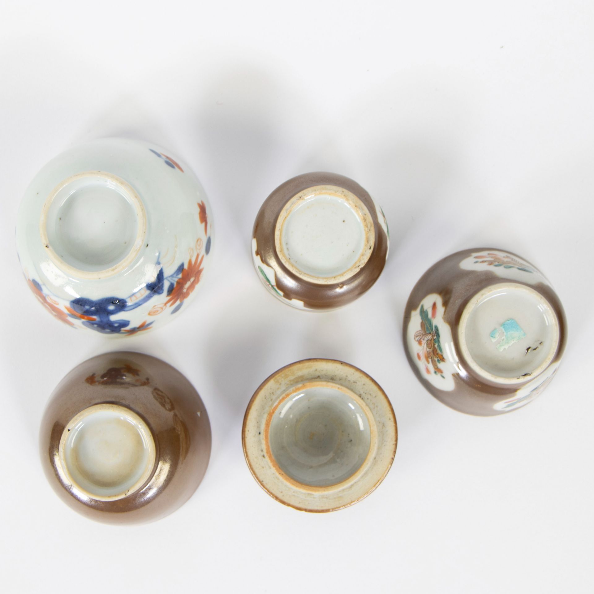A set of Chinese batavia brown cups and saucers, one Imari cup and 2 plates blue/white, 18th C. - Image 9 of 11