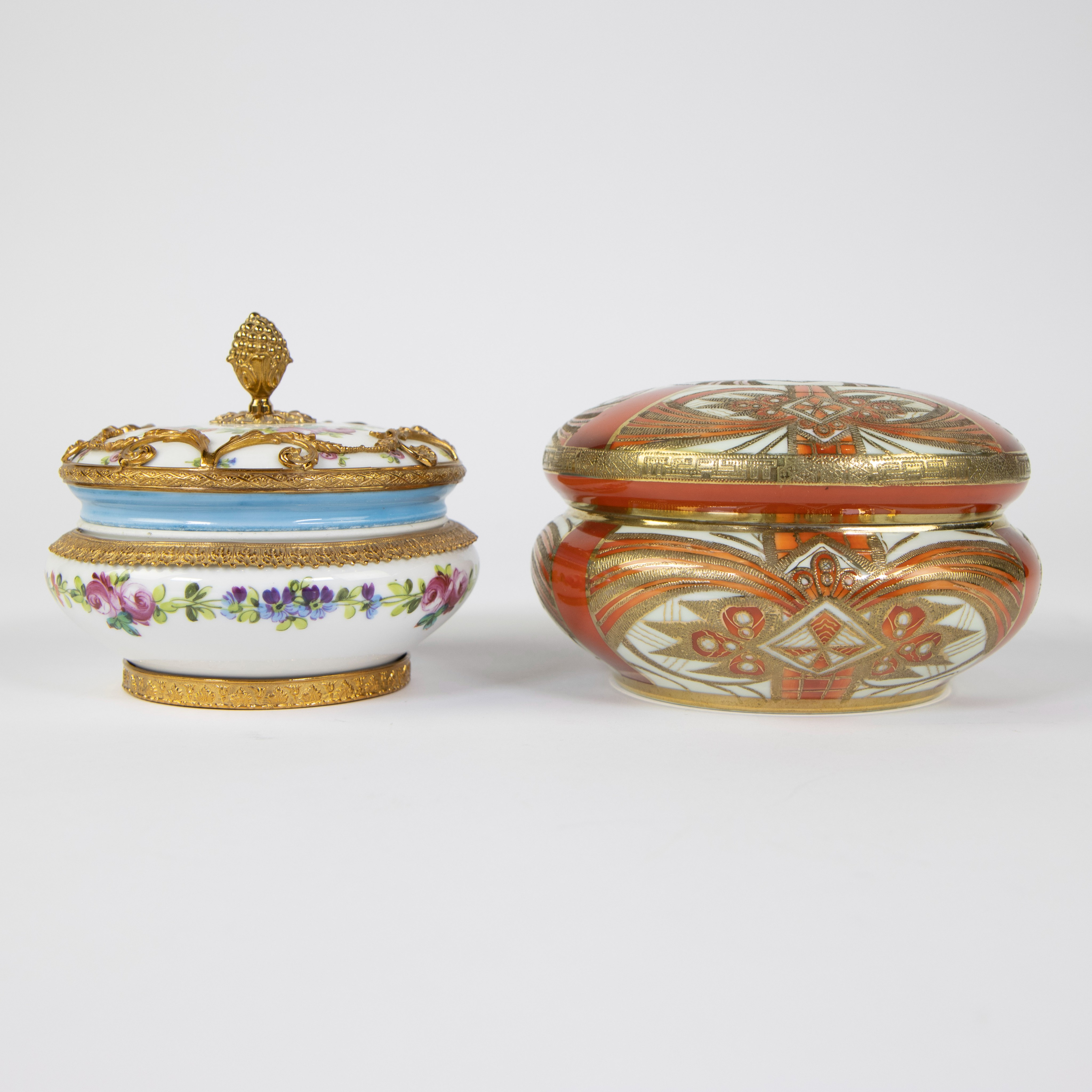 Large collection of porcelain figurines and 2 round lidded boxes (one of which is Sèvres) - Image 13 of 15