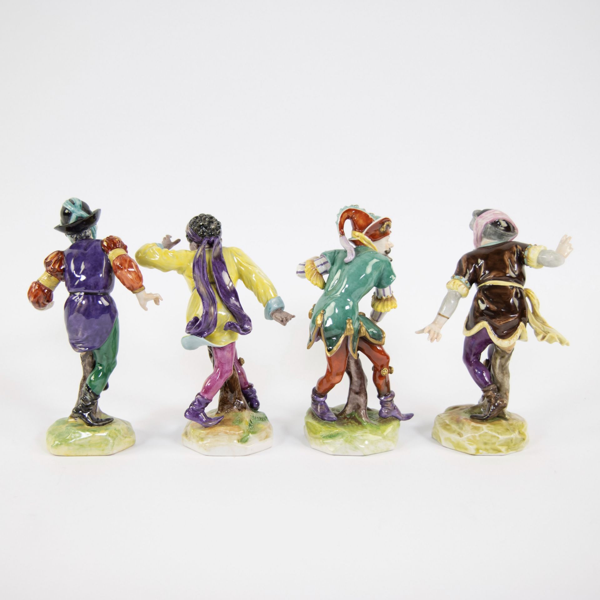 Lot of 4 polychrome figures and 4 white and gold-plated masked figures, marked Sitzendorf and Volkst - Bild 4 aus 10