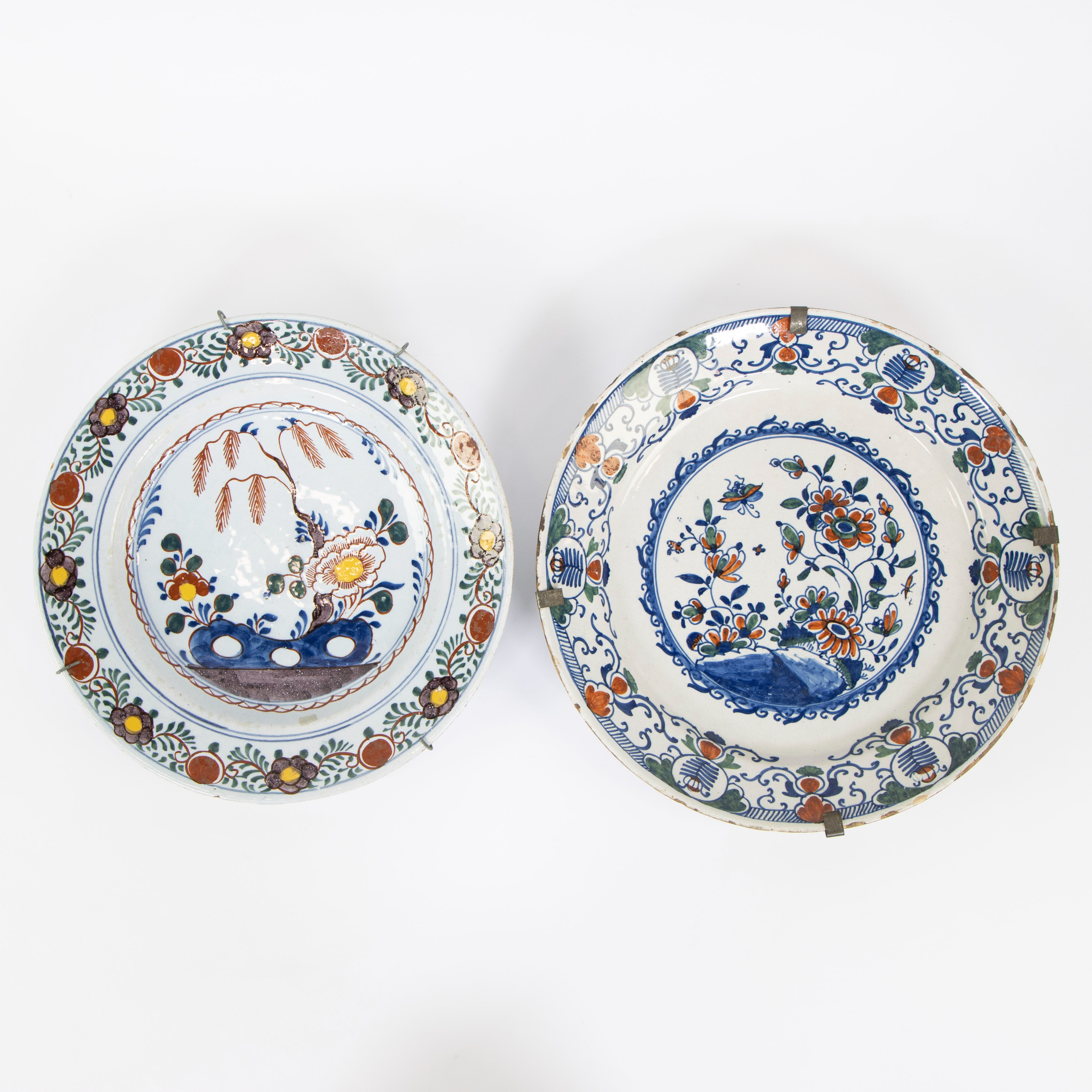 Collection of 2 polychrome Delft plates 18th century