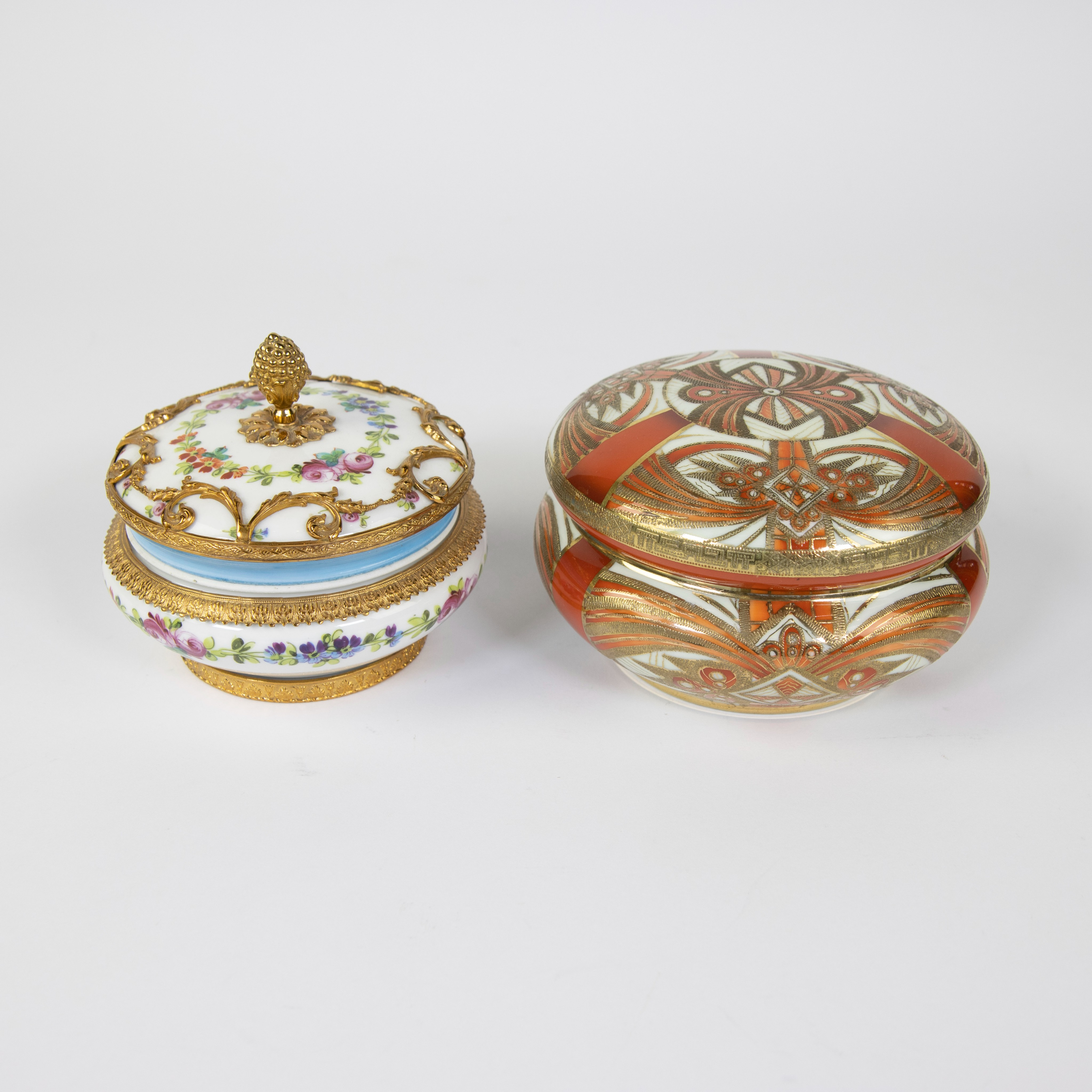 Large collection of porcelain figurines and 2 round lidded boxes (one of which is Sèvres) - Image 12 of 15