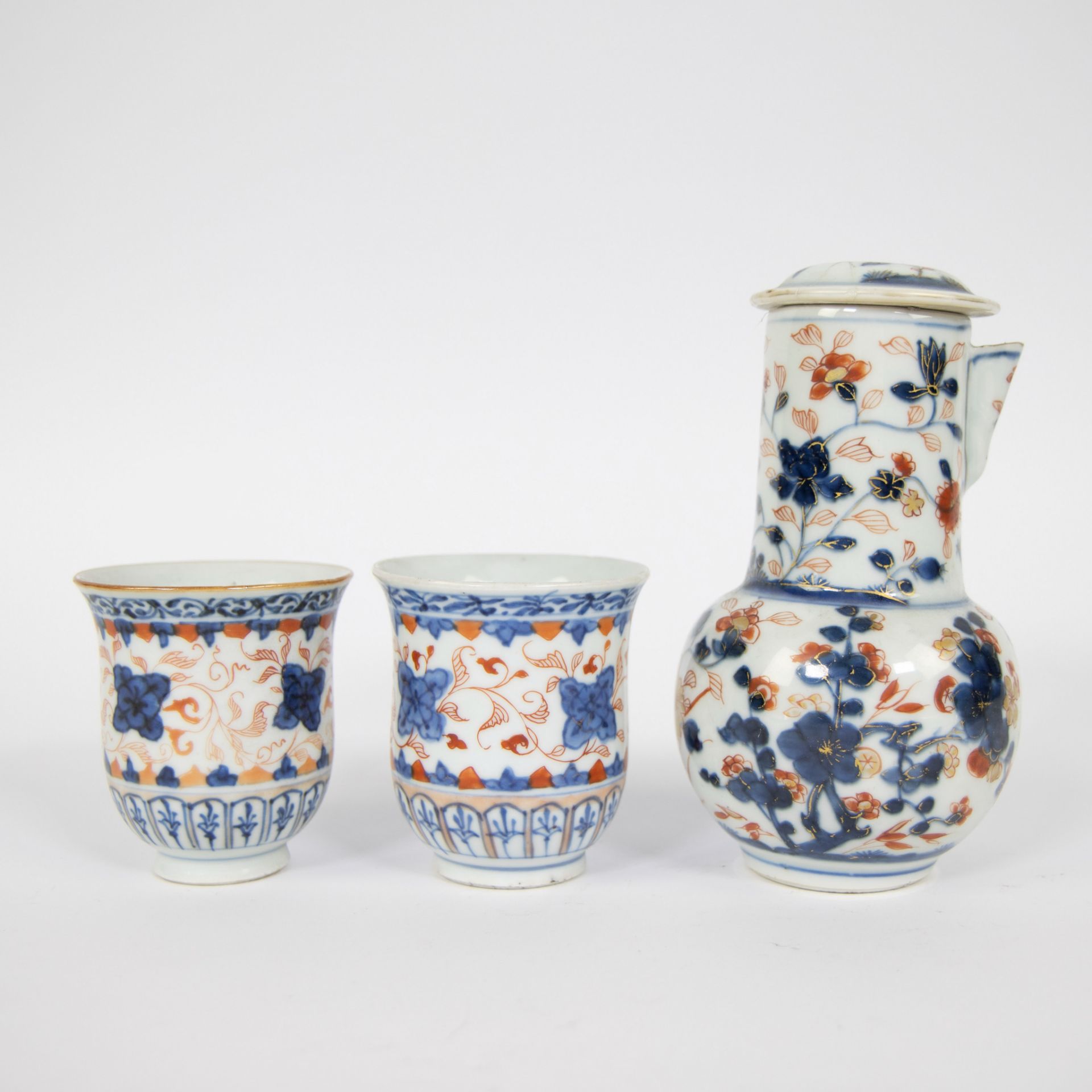 Collection of Chinese blue/white and Imari 18th/19th century (saucer, 3 plates and teapot with 2 cup - Bild 9 aus 12