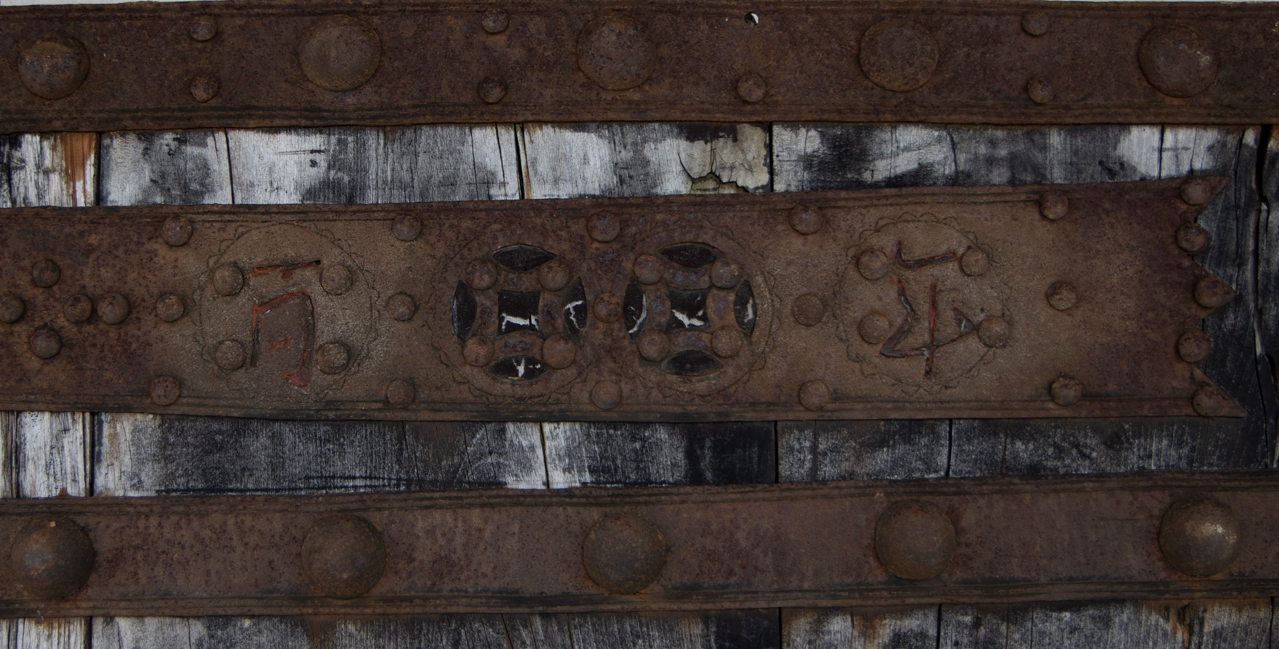 19th century heavy Chinese double door in wood and wrought iron - Image 5 of 5