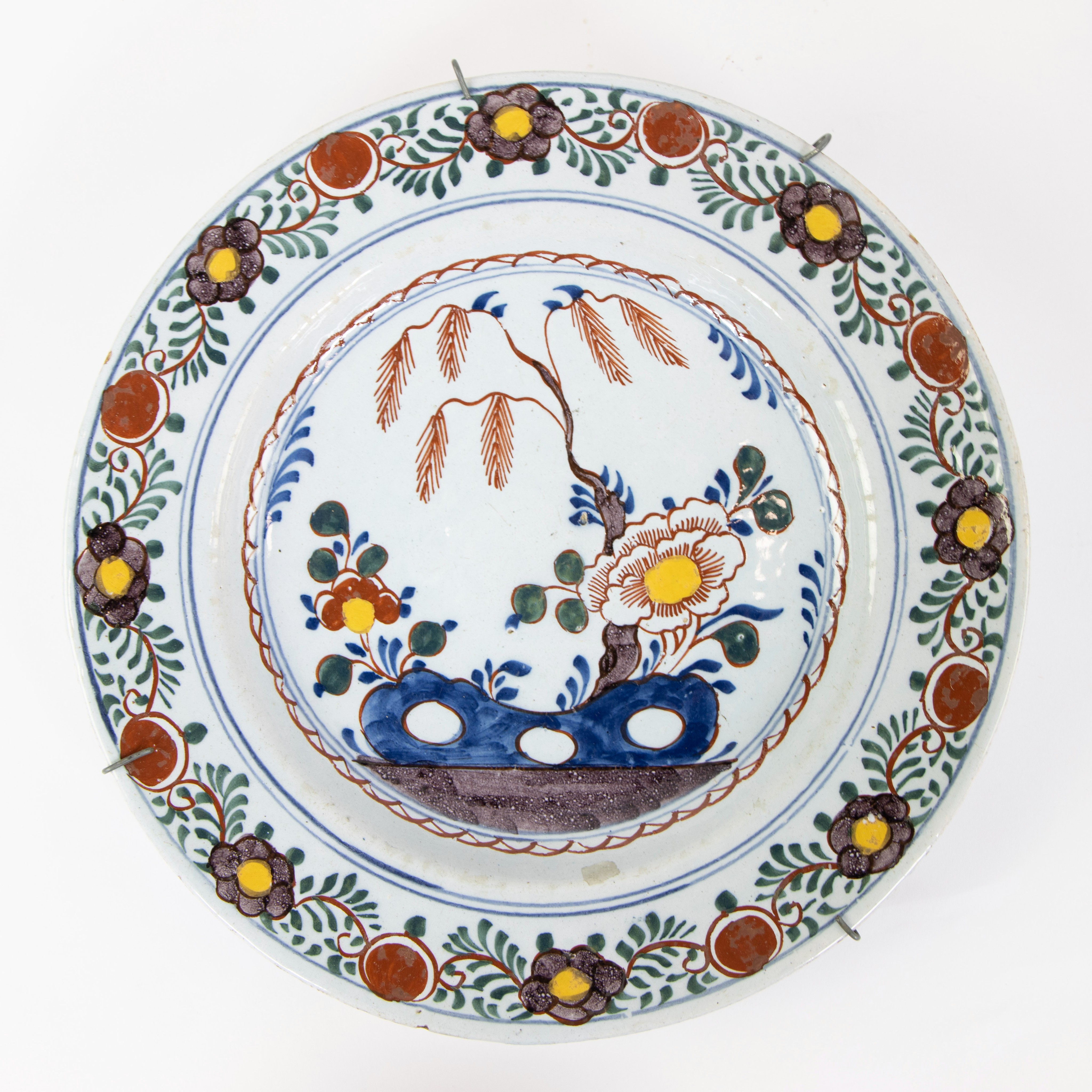 Collection of 2 polychrome Delft plates 18th century - Image 2 of 5