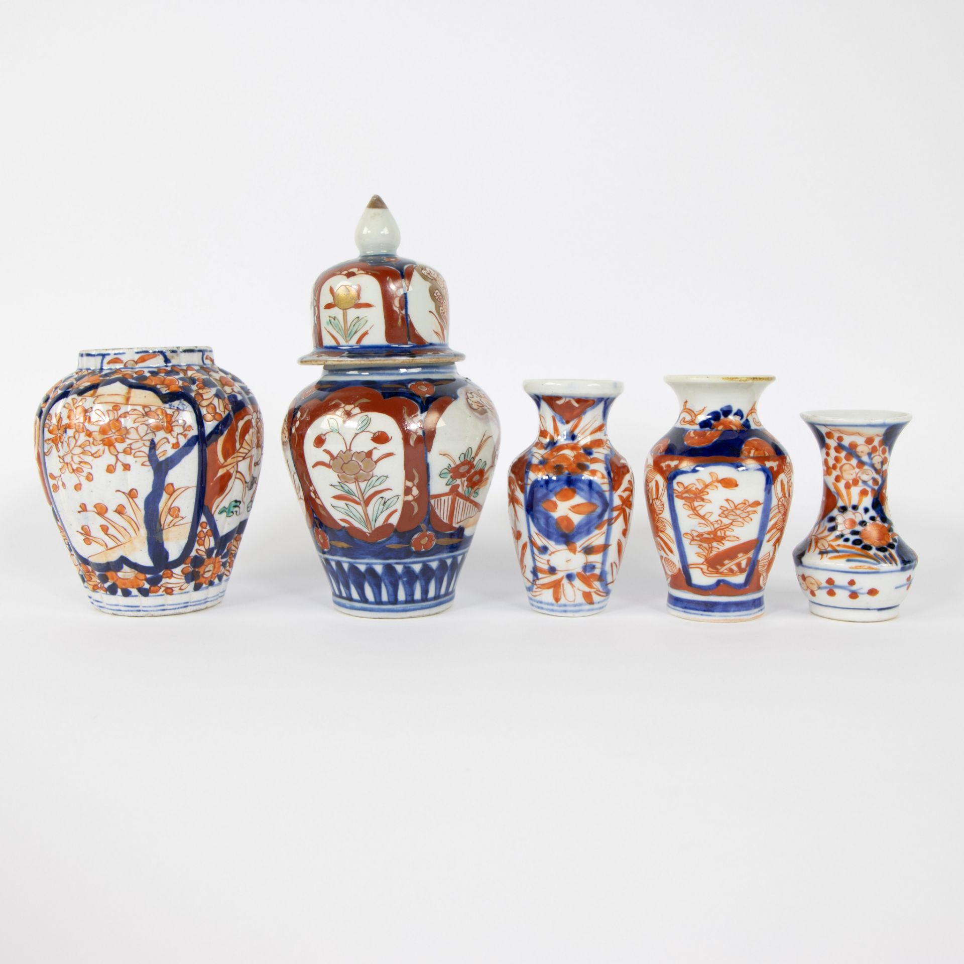 Large lot of Japanese porcelain Imari vases and lidded vases, 19th century - Image 10 of 11
