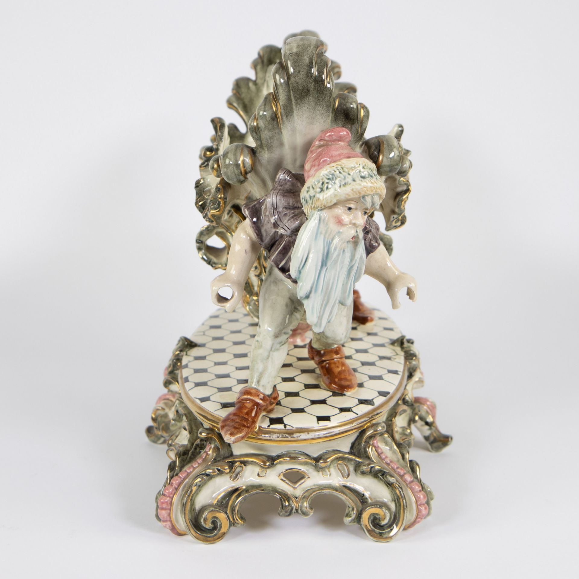 Polychrome porcelain center piece depicting a coupe carried by 2 gnomes - Bild 4 aus 5