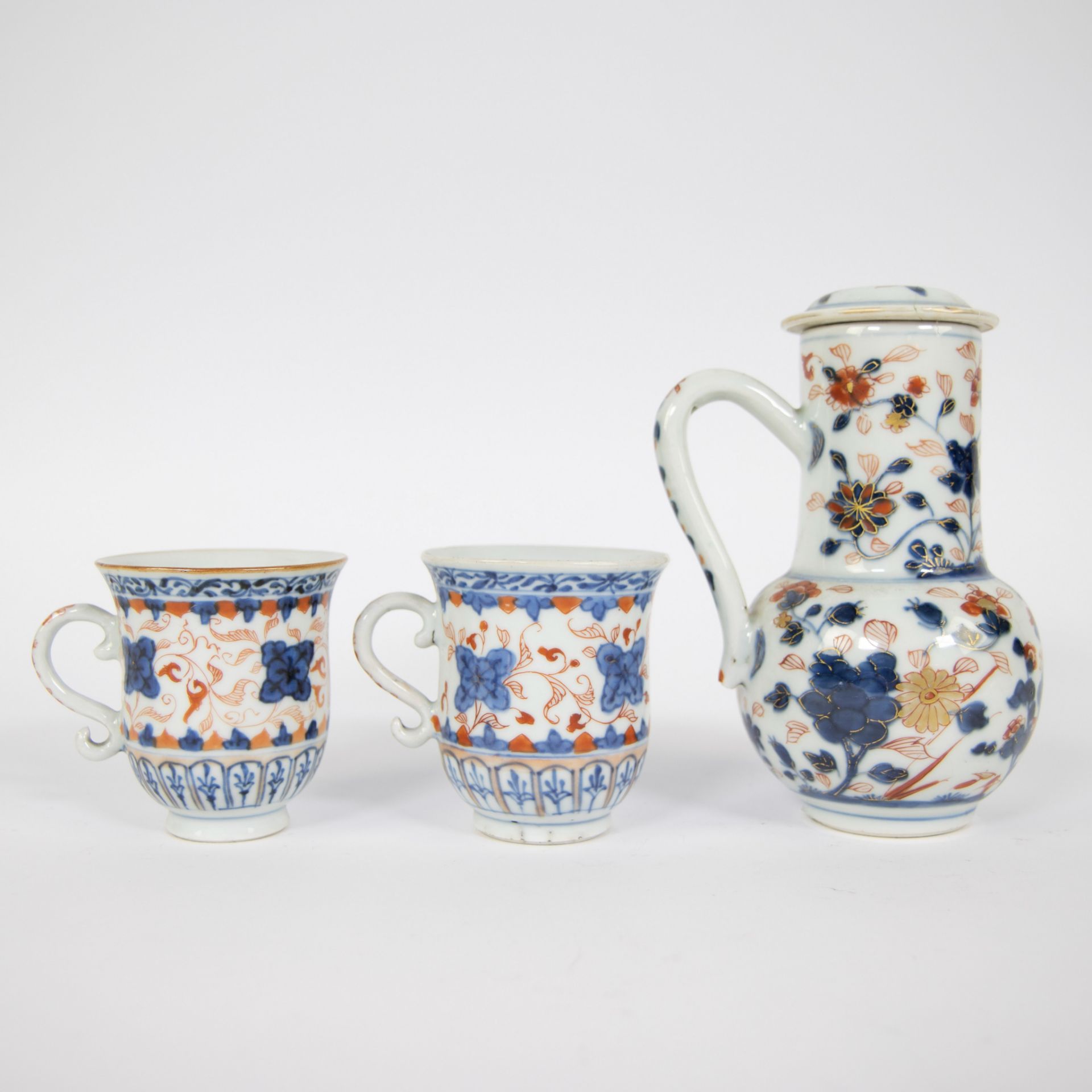 Collection of Chinese blue/white and Imari 18th/19th century (saucer, 3 plates and teapot with 2 cup - Bild 8 aus 12