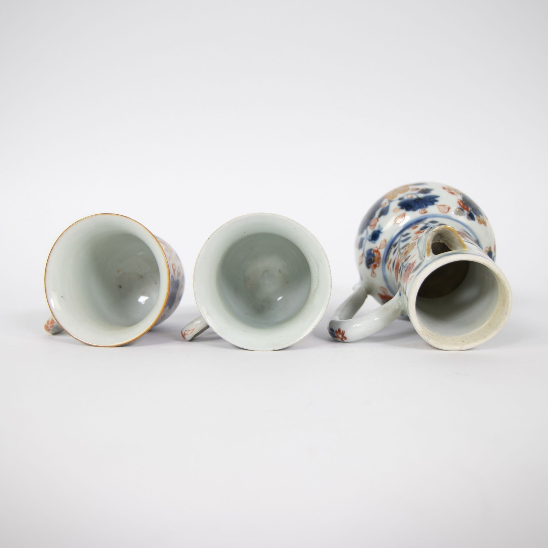 Collection of Chinese blue/white and Imari 18th/19th century (saucer, 3 plates and teapot with 2 cup - Bild 12 aus 12
