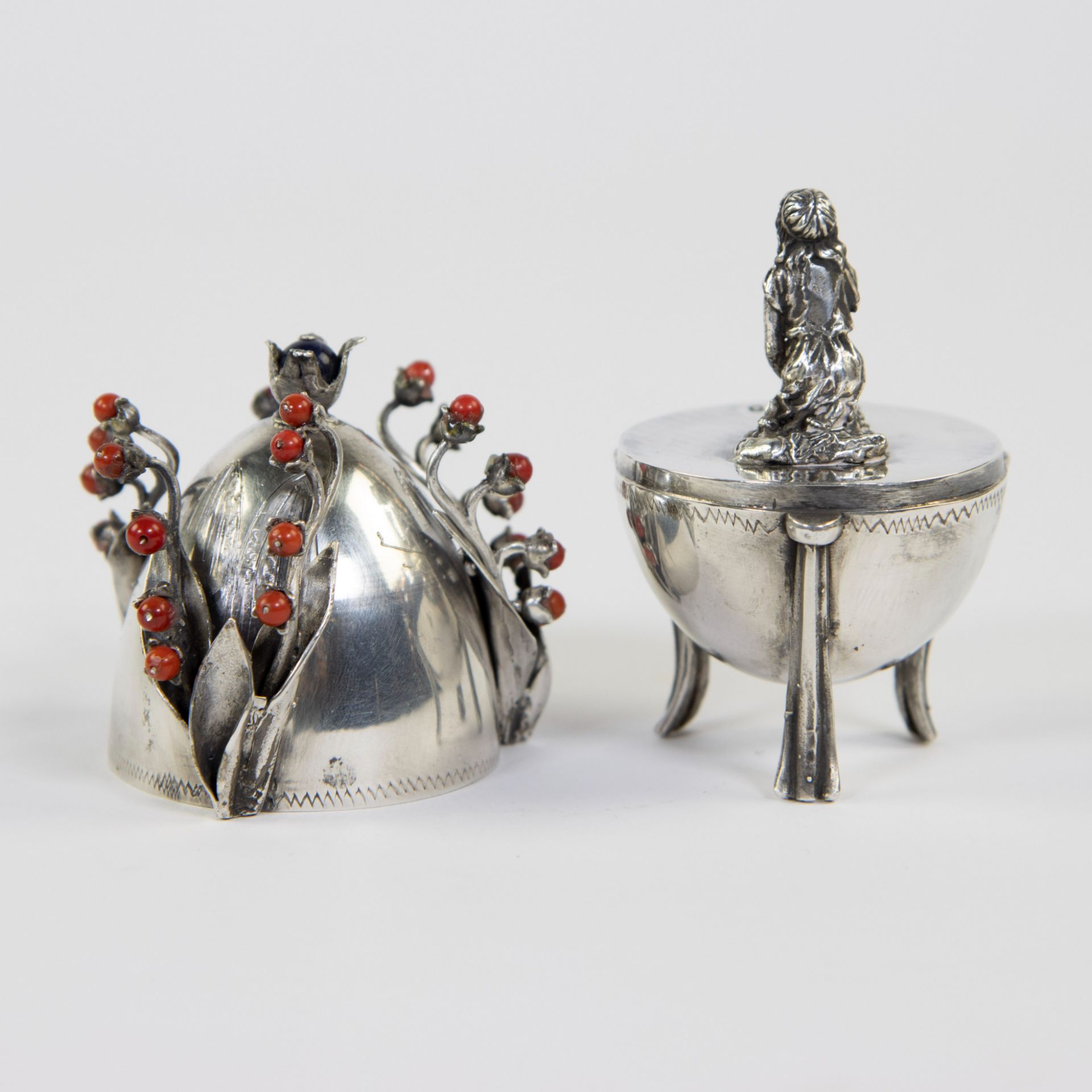 A Russian Silver Egg by Josef Sosnkowski. The egg is inset with flower stems inlaid with cabouchon r - Bild 4 aus 6