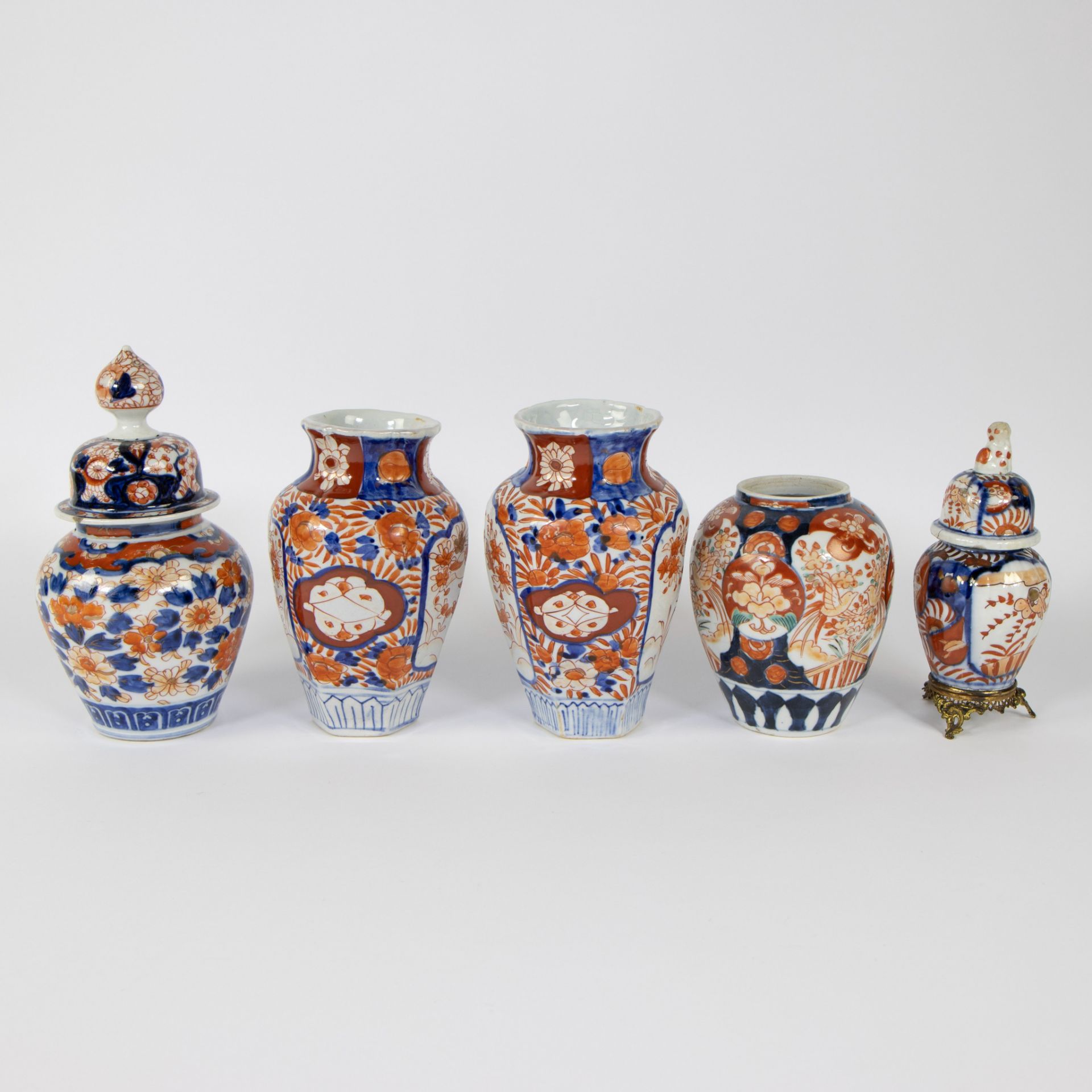 Large lot of Japanese porcelain Imari vases and lidded vases, 19th century - Image 3 of 11