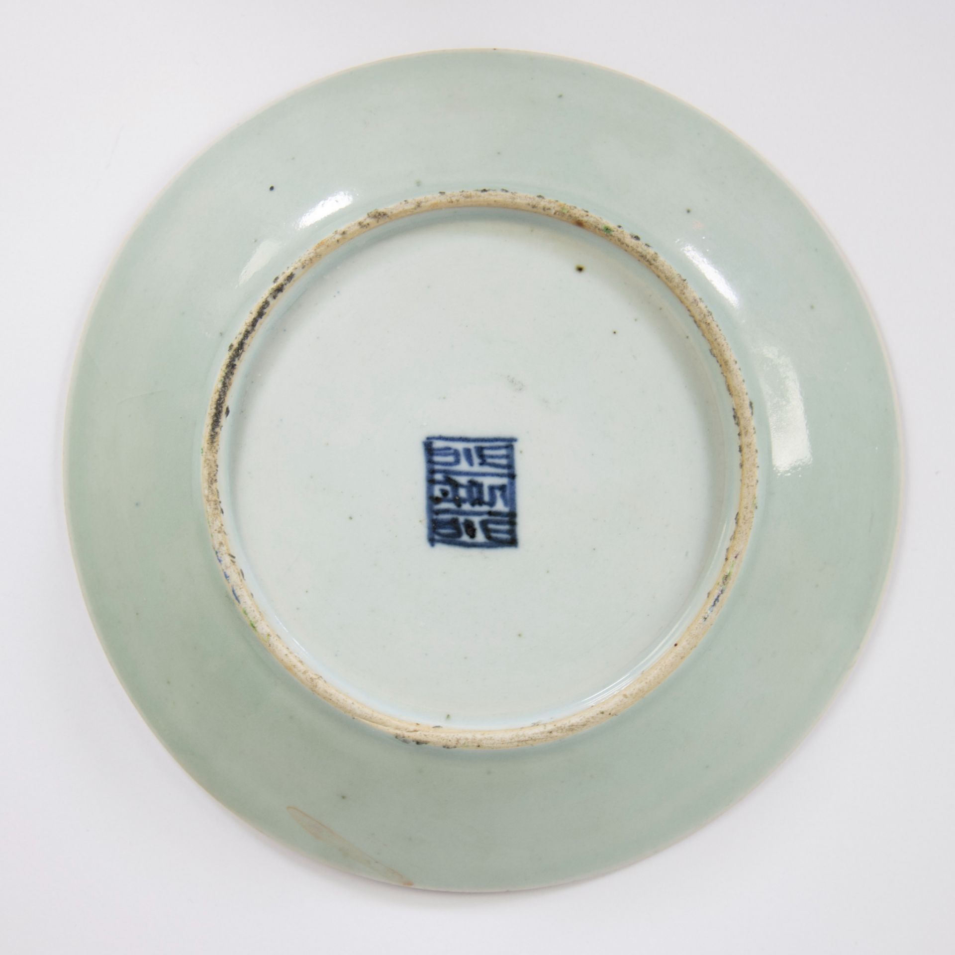 Two different Cantonese porcelain plates, one with figural decoration, the other with butterflies, b - Bild 3 aus 5