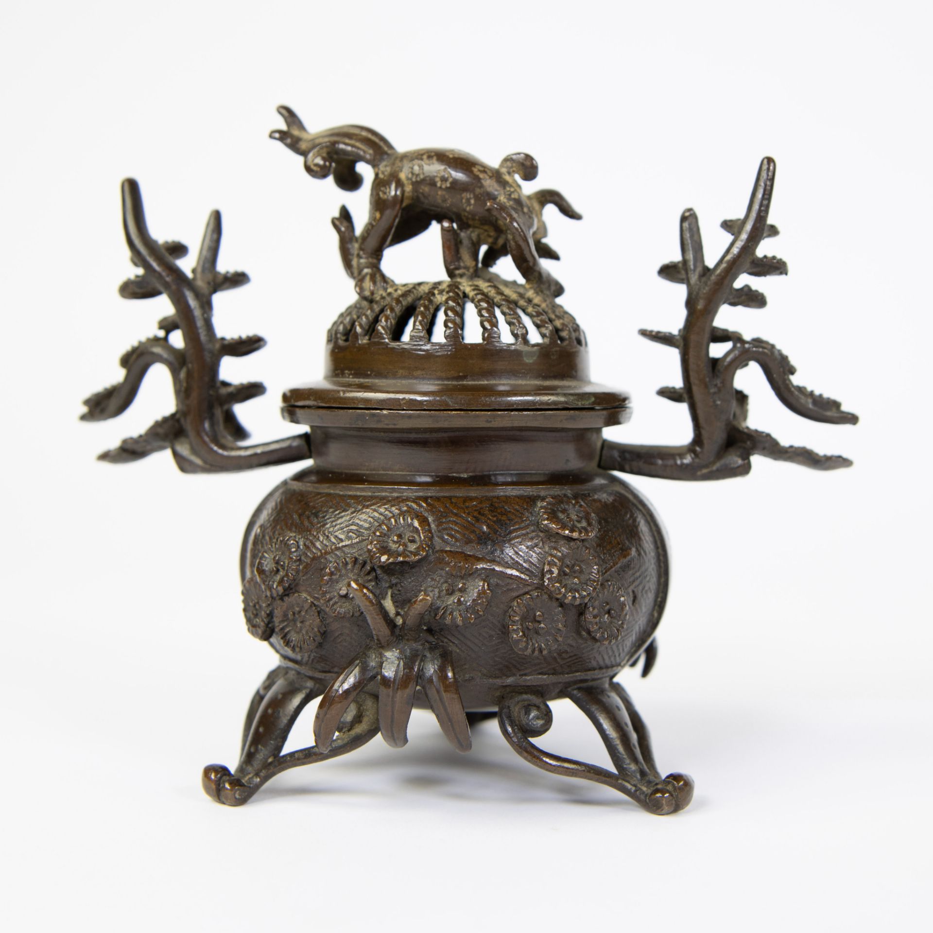 Japanese bronze fragrance jar decorated with foo dog - Image 3 of 5