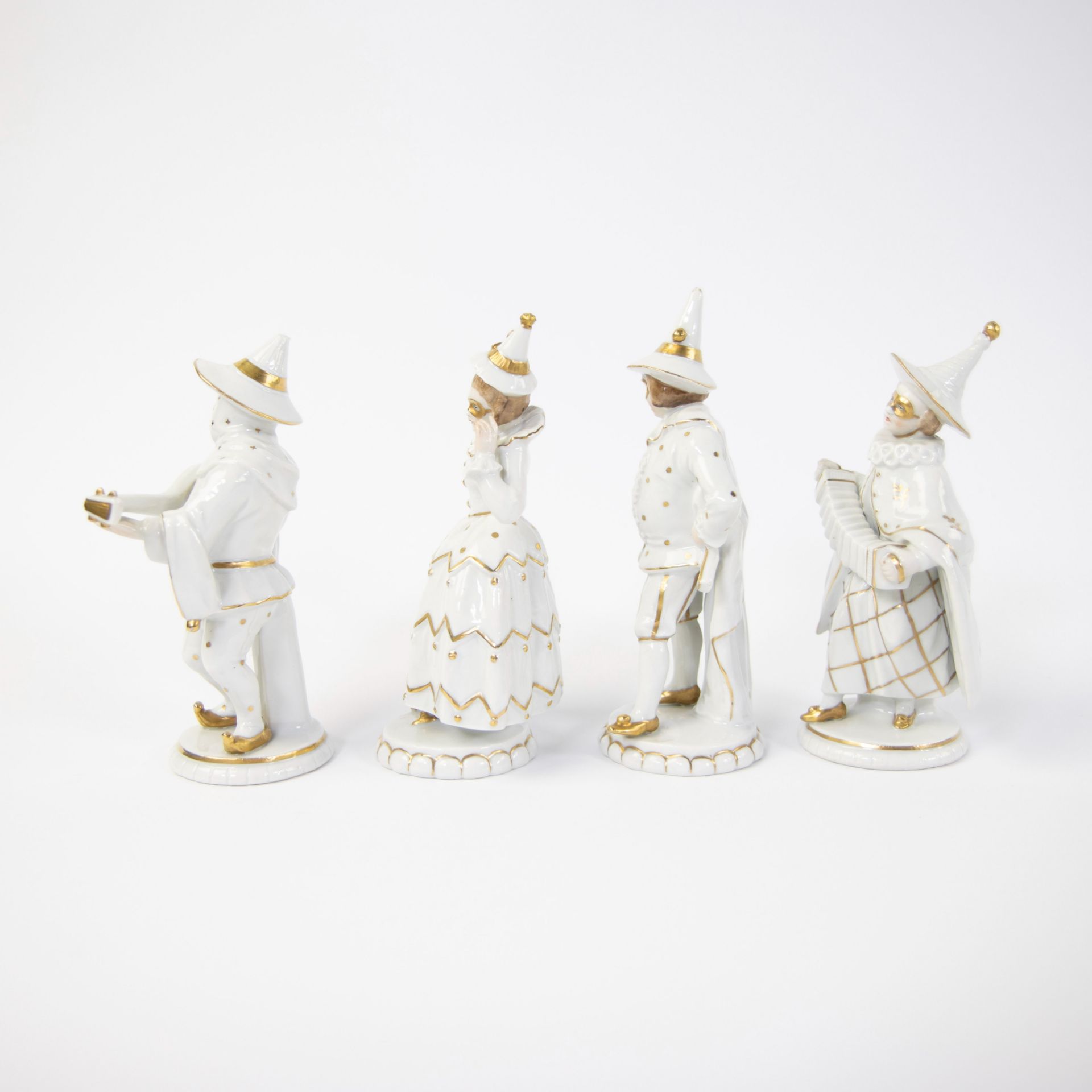 Lot of 4 polychrome figures and 4 white and gold-plated masked figures, marked Sitzendorf and Volkst - Bild 7 aus 10