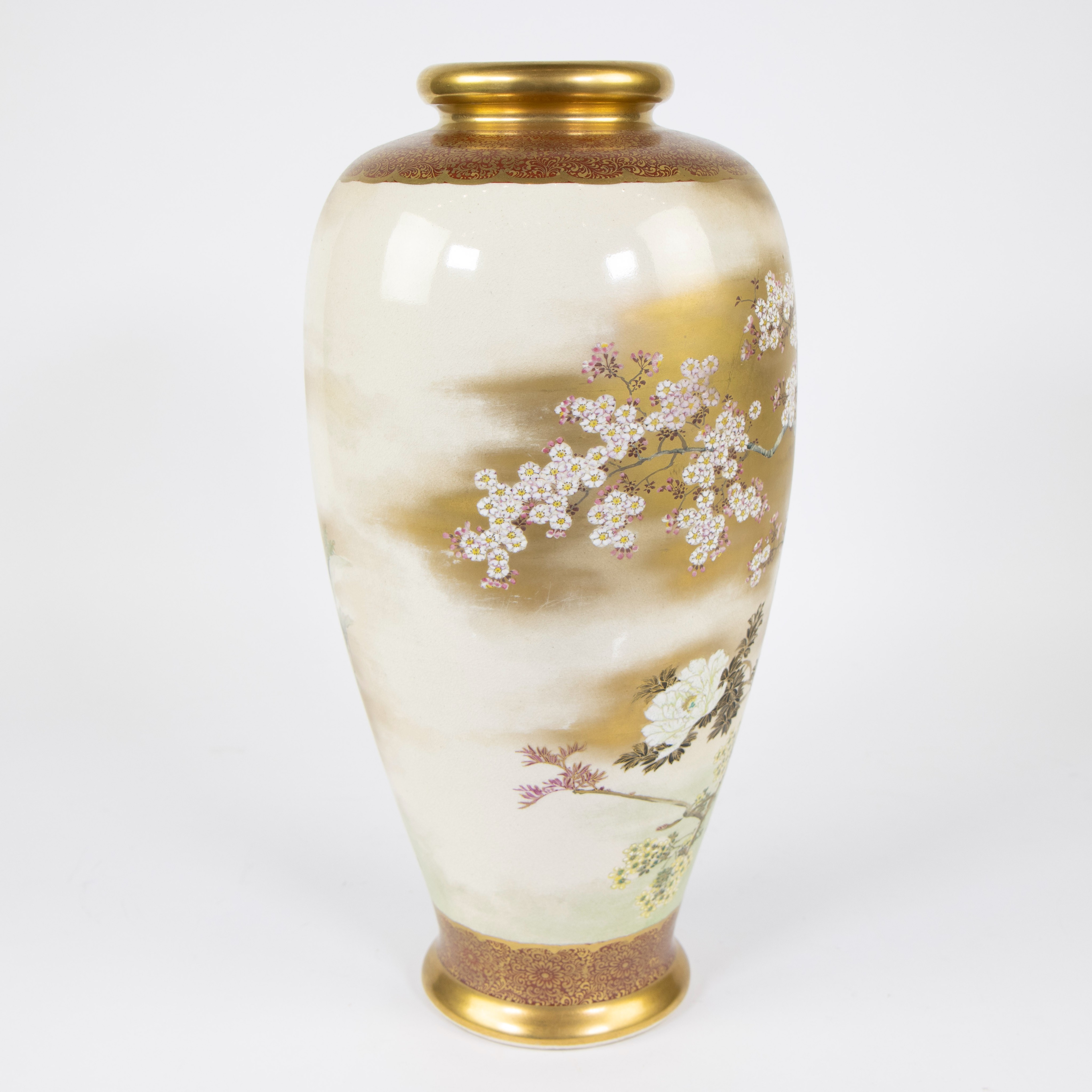 Porcelain vase, fine, hand-painted decor of peacocks and flowers on a gold background, signed - Image 3 of 5