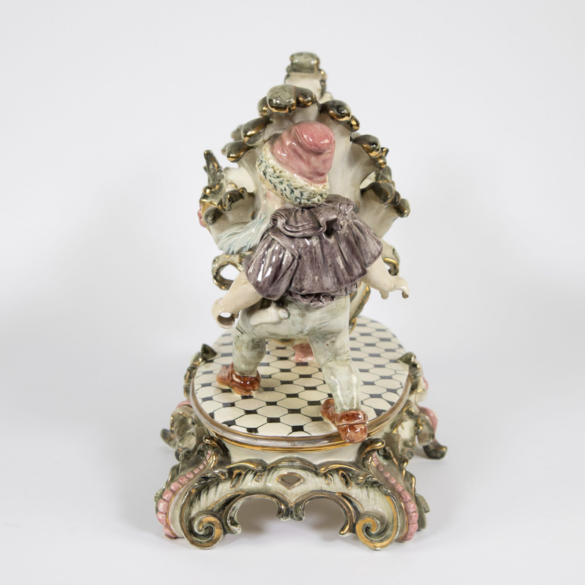 Polychrome porcelain center piece depicting a coupe carried by 2 gnomes - Bild 2 aus 5