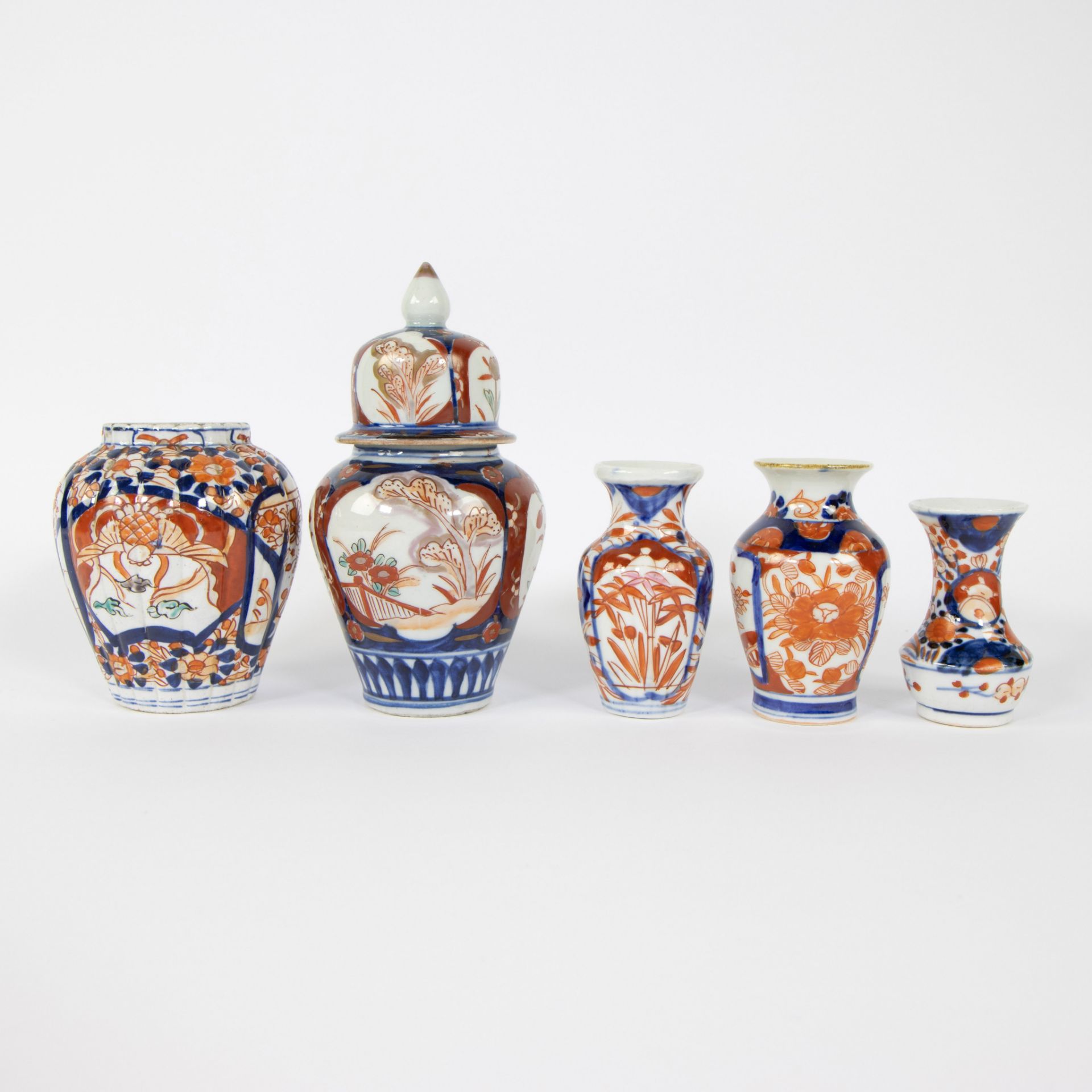 Large lot of Japanese porcelain Imari vases and lidded vases, 19th century - Image 7 of 11